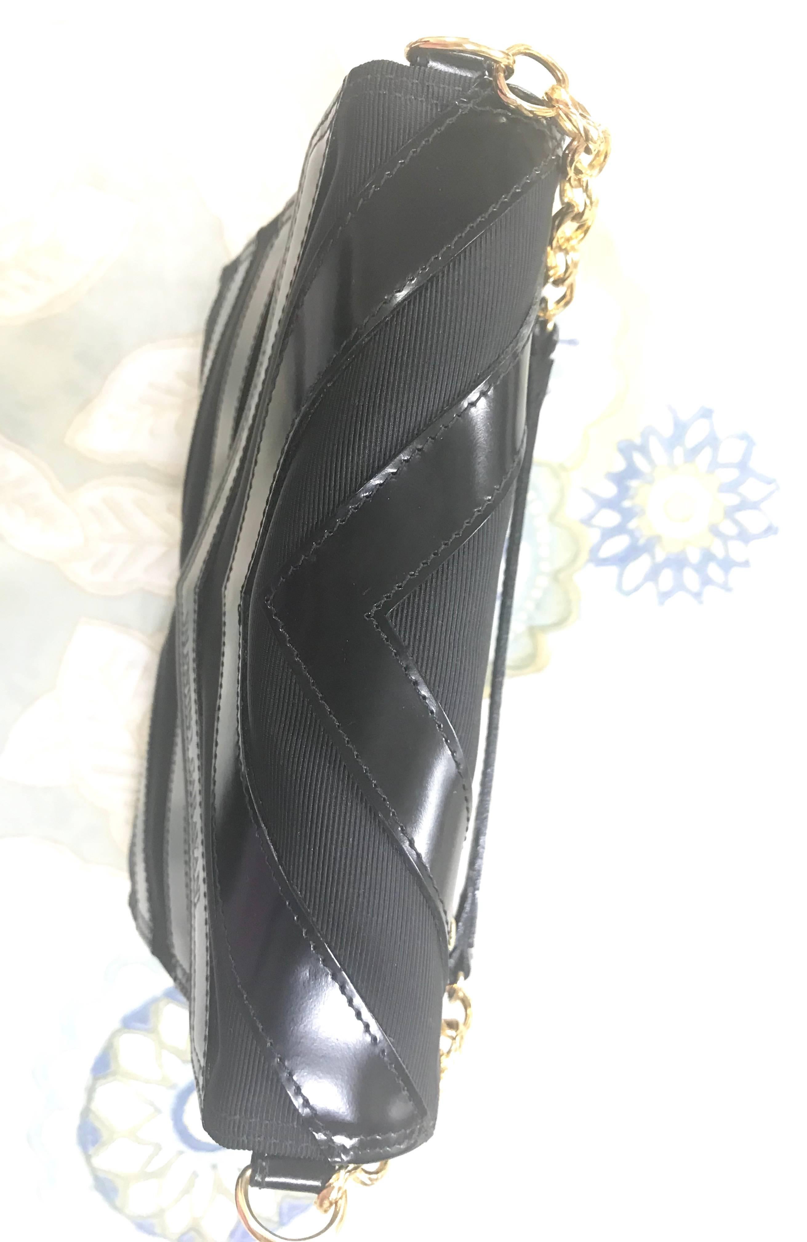 Women's Vintage Valentino Garavani black enamel leather and fabric combo chevron handbag For Sale