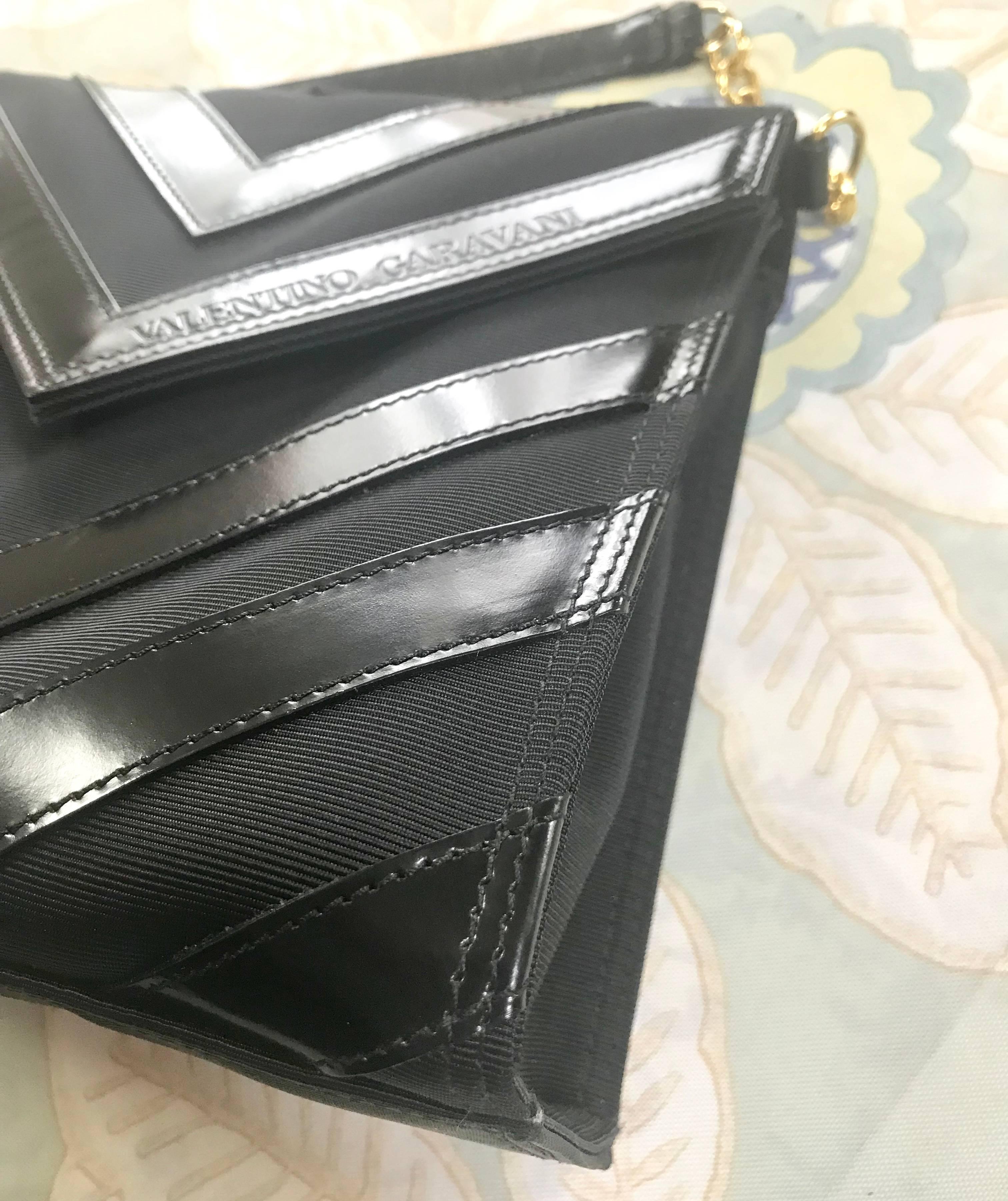 Vintage Valentino Garavani black enamel leather and fabric combo chevron handbag In Excellent Condition For Sale In Kashiwa, Chiba
