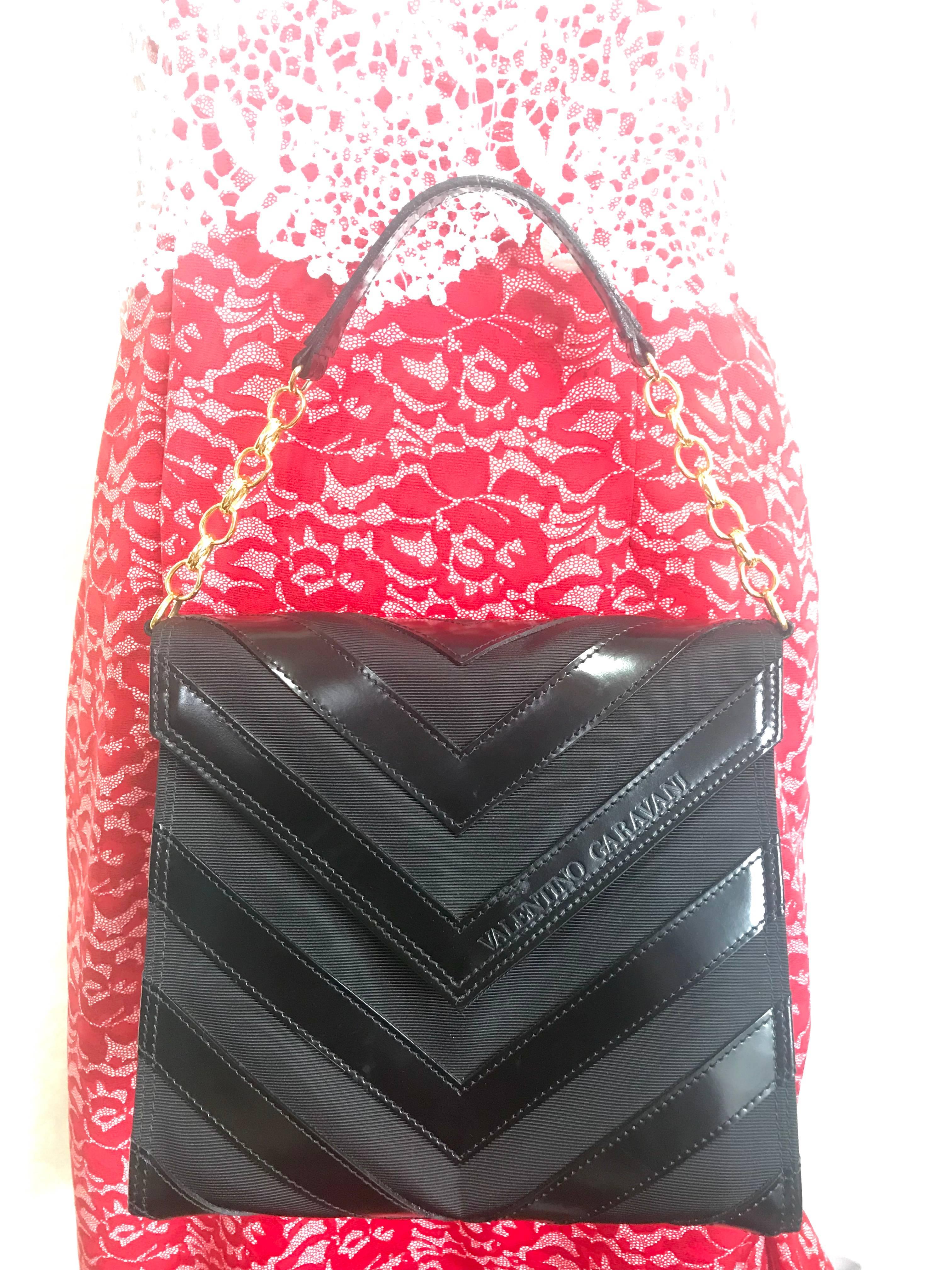 Vintage Valentino Garavani black enamel leather and fabric combo chevron handbag For Sale 6