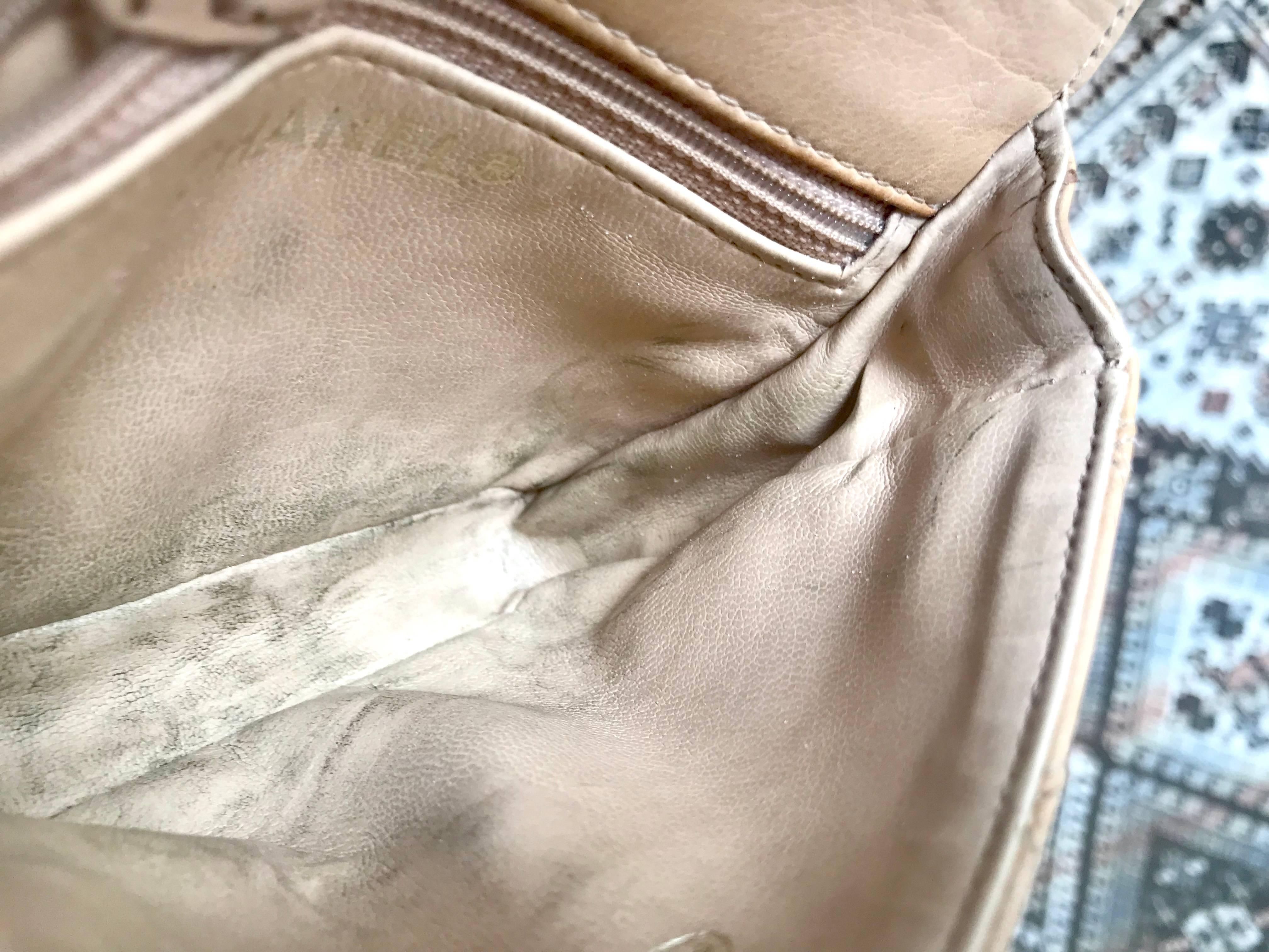 Chanel Vintage beige calfskin waist purse / fanny pack / hip bag with golden CC  10