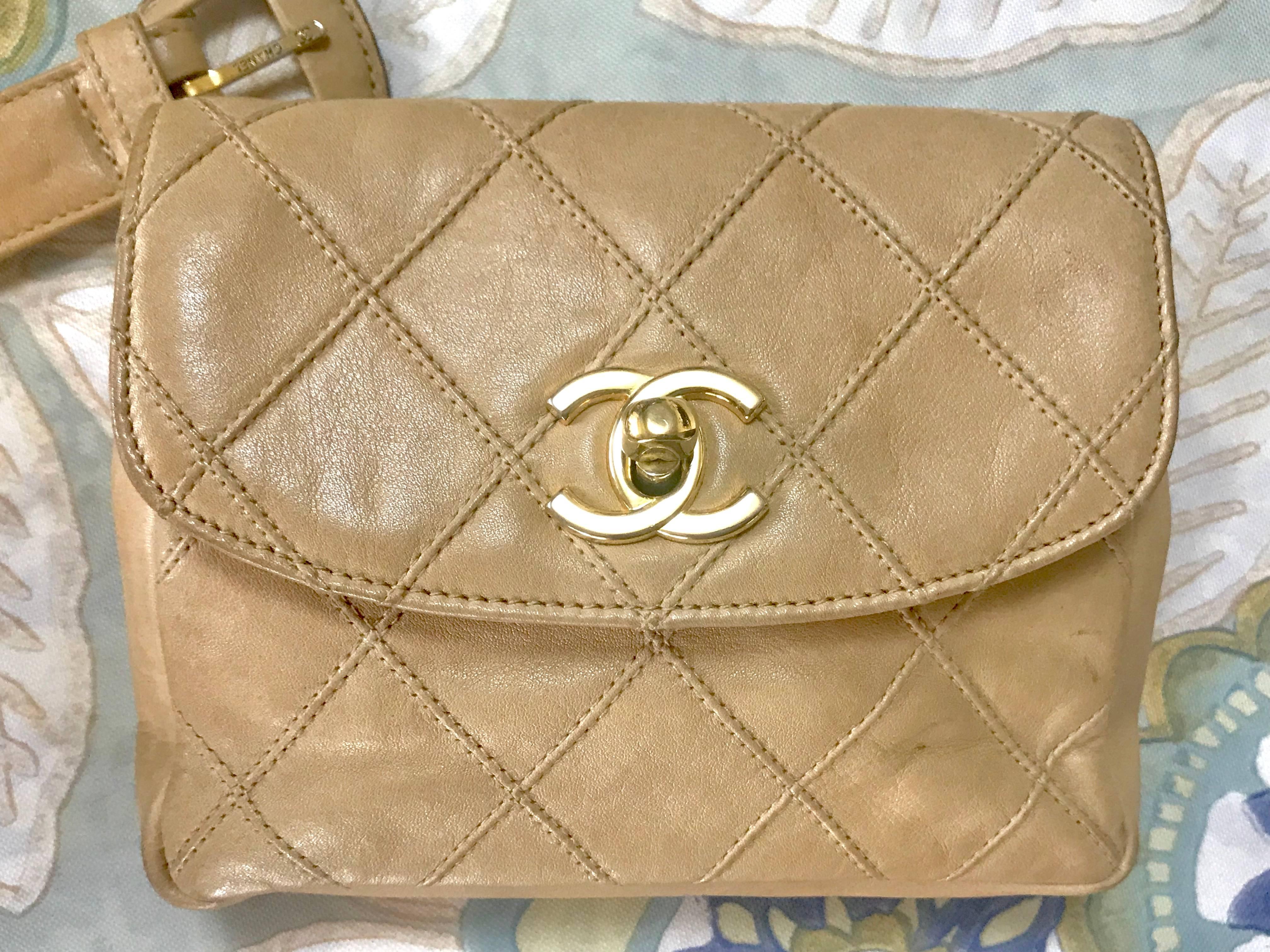 Beige Chanel Vintage beige calfskin waist purse / fanny pack / hip bag with golden CC 