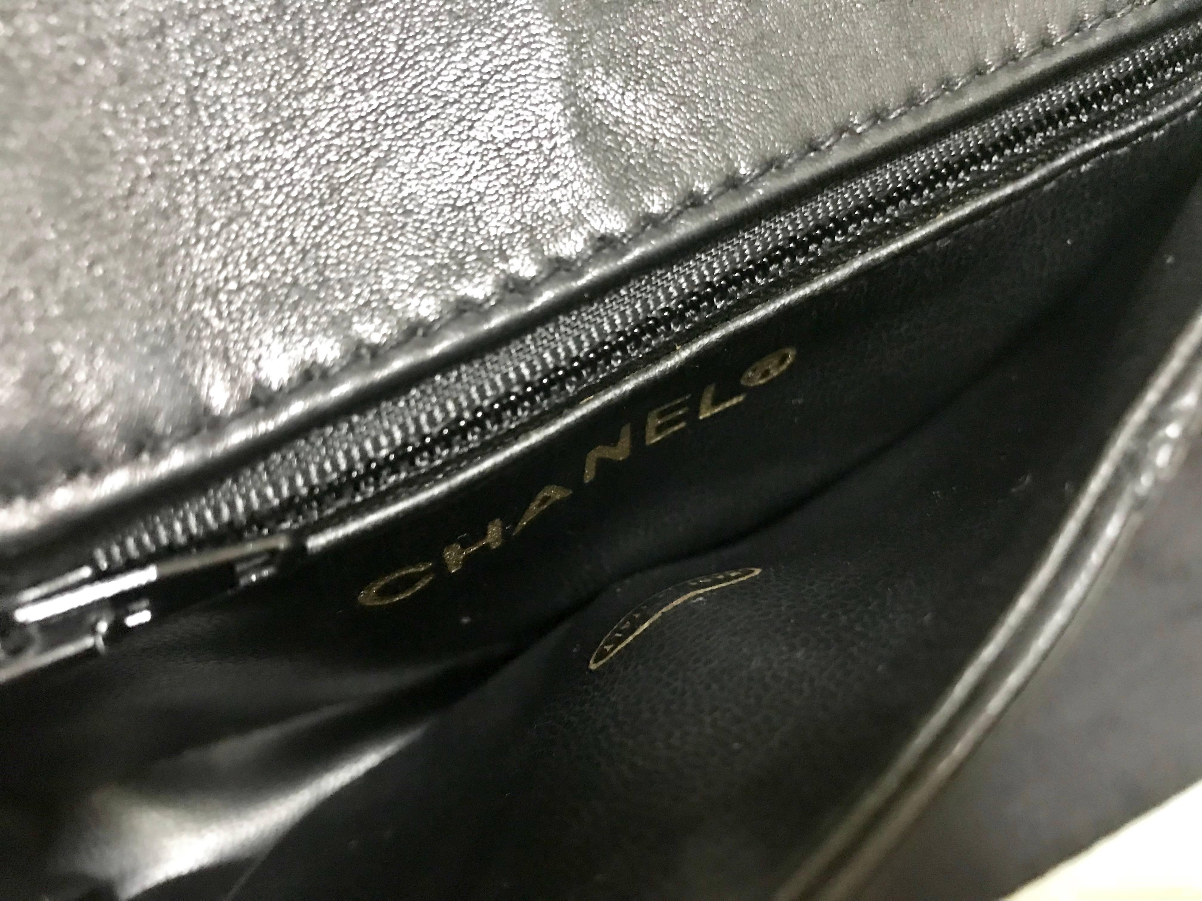 Vintage CHANEL black leather waist purse, fanny pack, hip bag with golden CC. 5