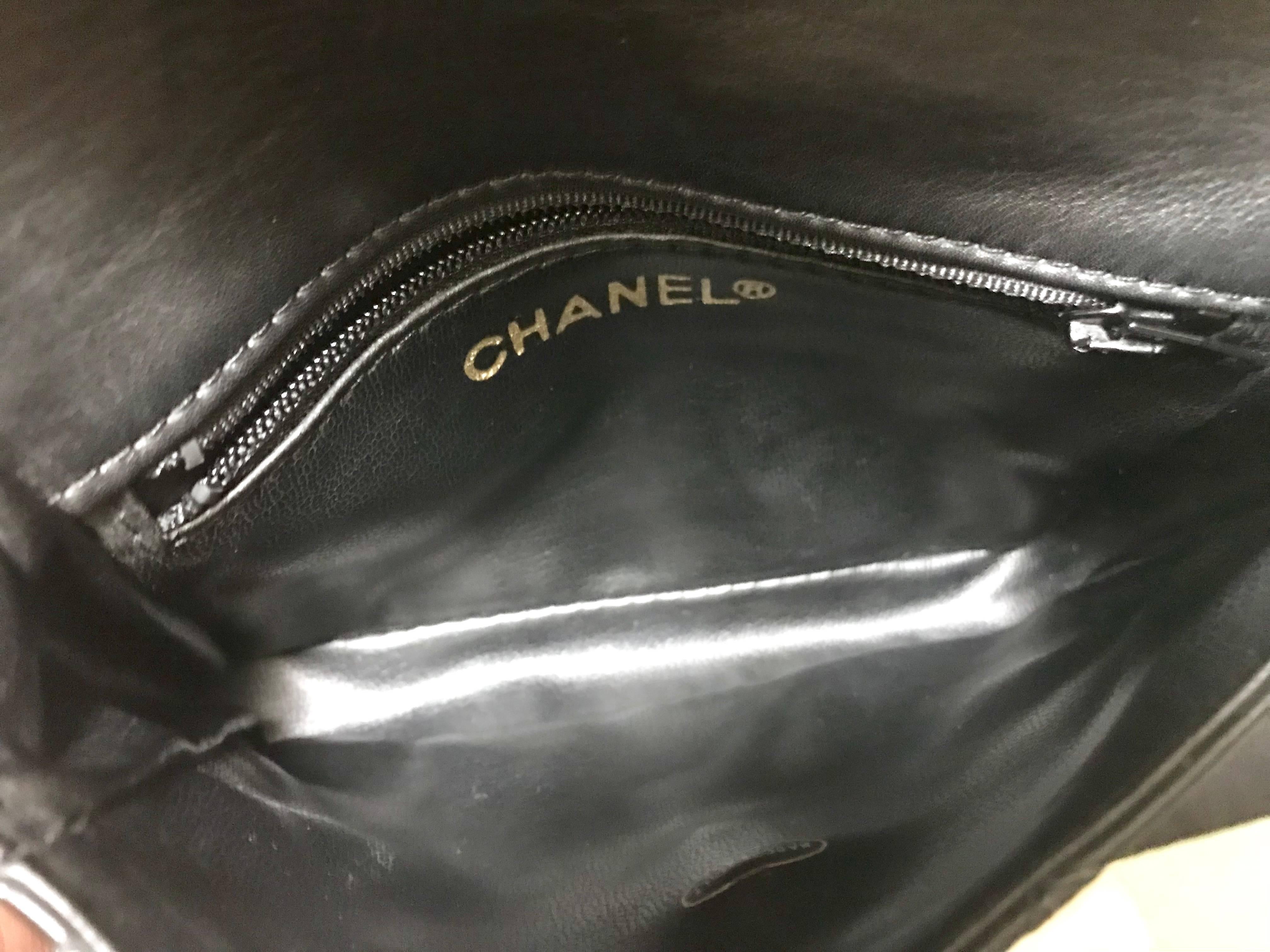 Vintage CHANEL black leather waist purse, fanny pack, hip bag with golden CC. 6