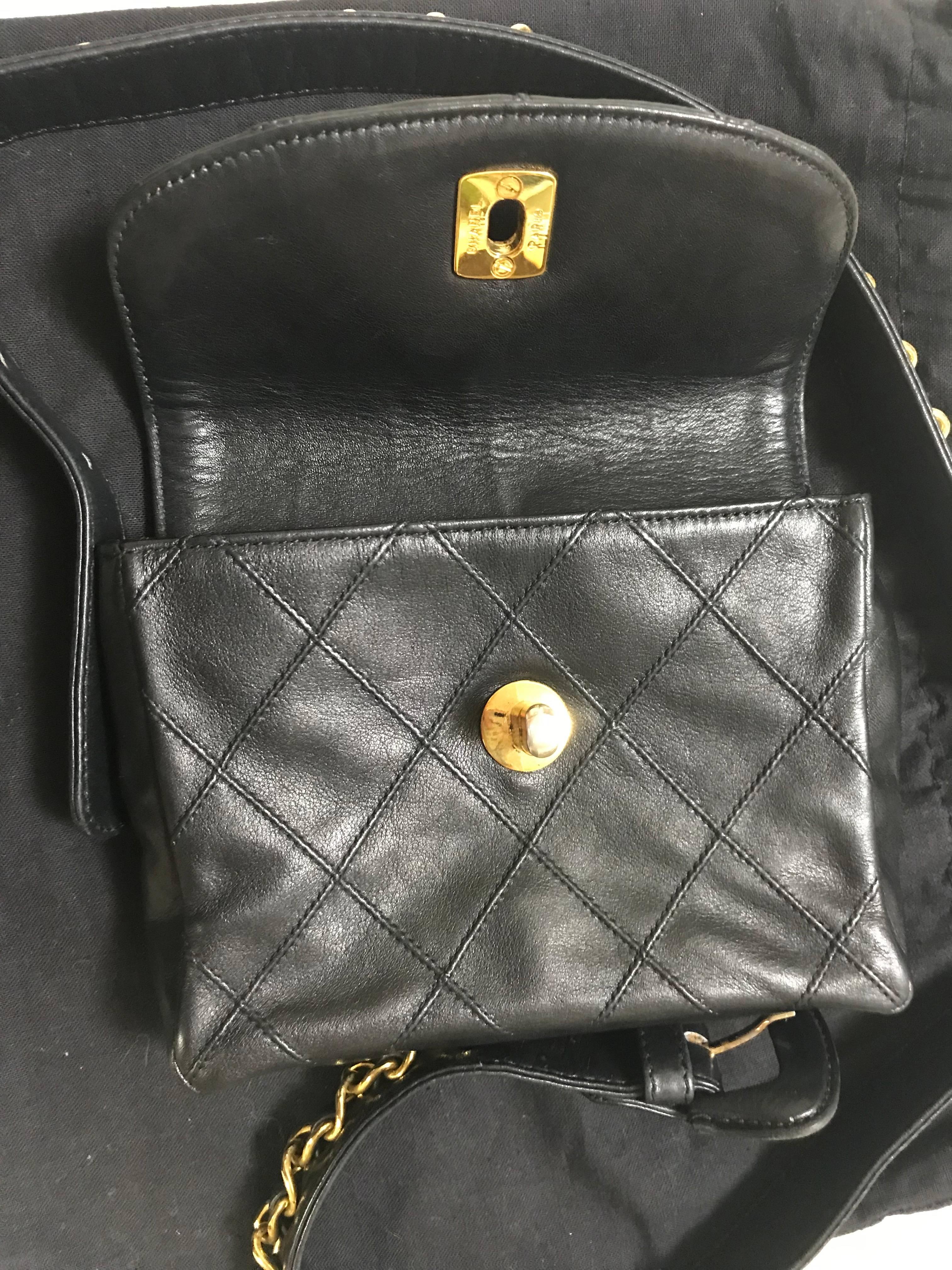 Vintage CHANEL black leather waist purse, fanny pack, hip bag with golden CC. 3