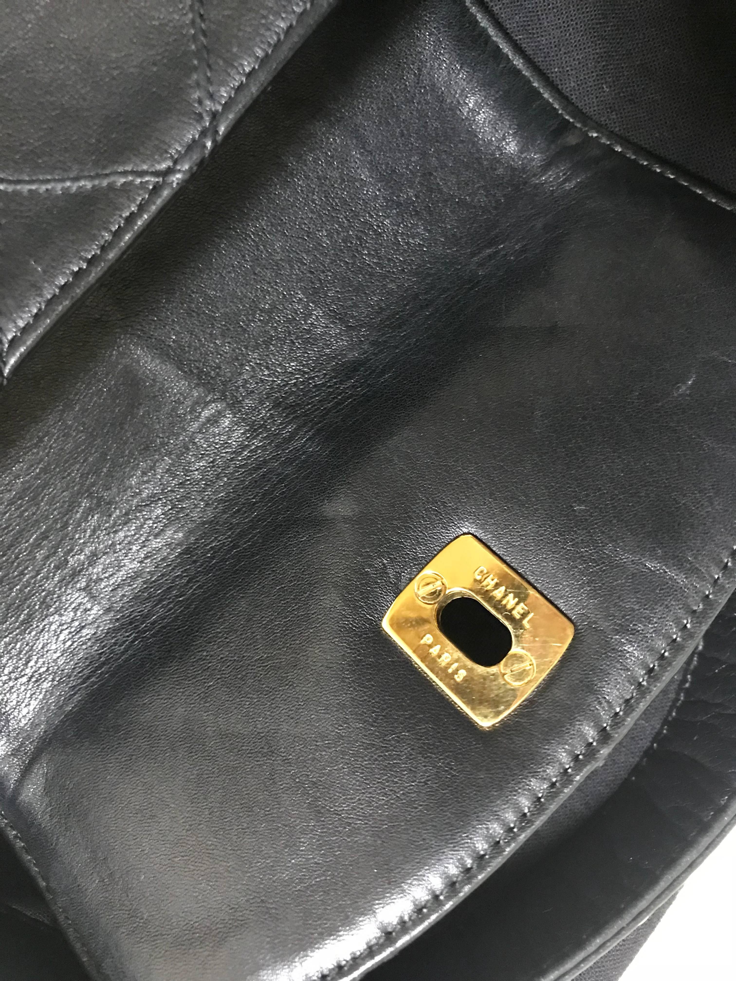 Vintage CHANEL black leather waist purse, fanny pack, hip bag with golden CC. 4