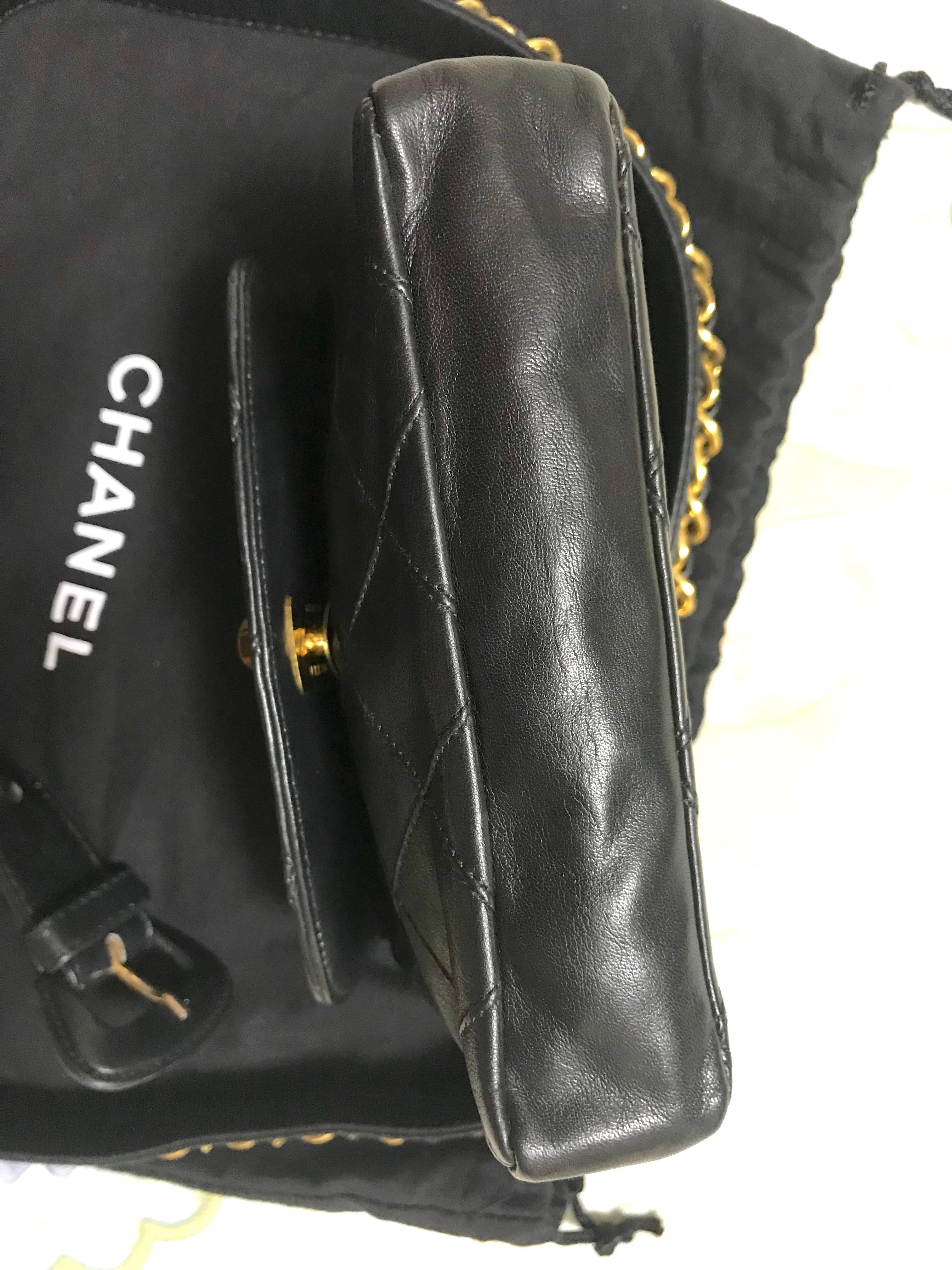 Vintage CHANEL black leather waist purse, fanny pack, hip bag with golden CC. 2