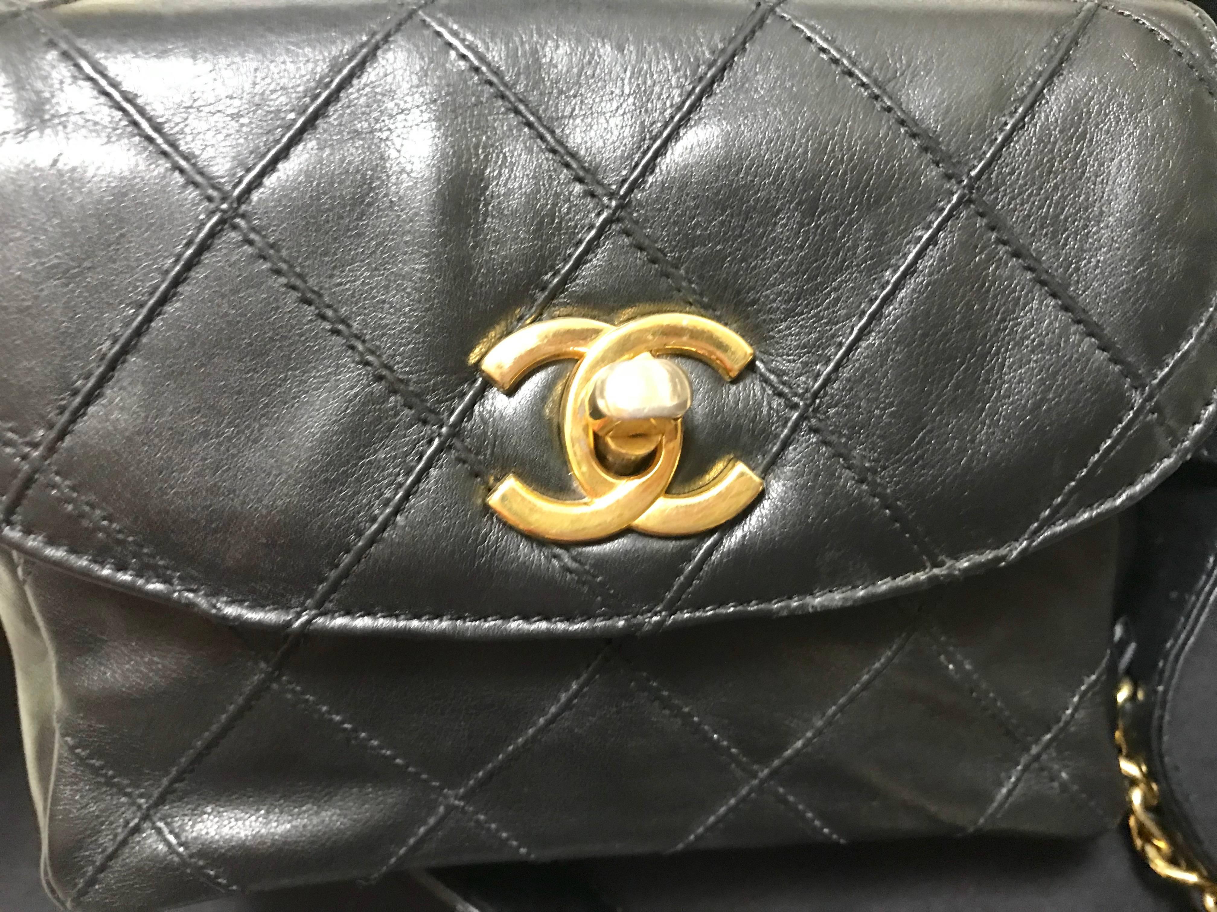 Vintage CHANEL black leather waist purse, fanny pack, hip bag with golden CC. In Excellent Condition In Kashiwa, Chiba