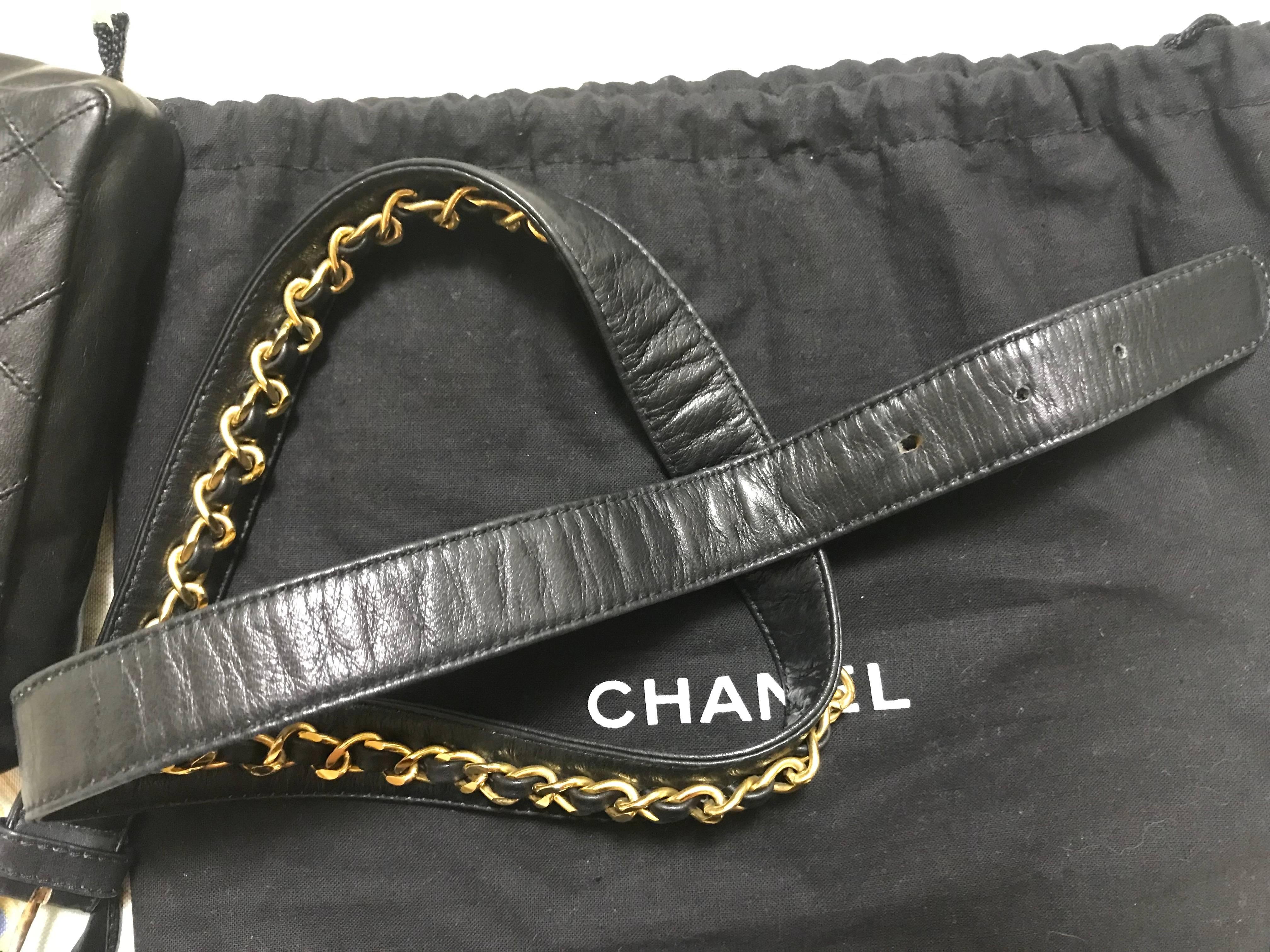 Vintage CHANEL black leather waist purse, fanny pack, hip bag with golden CC. 9
