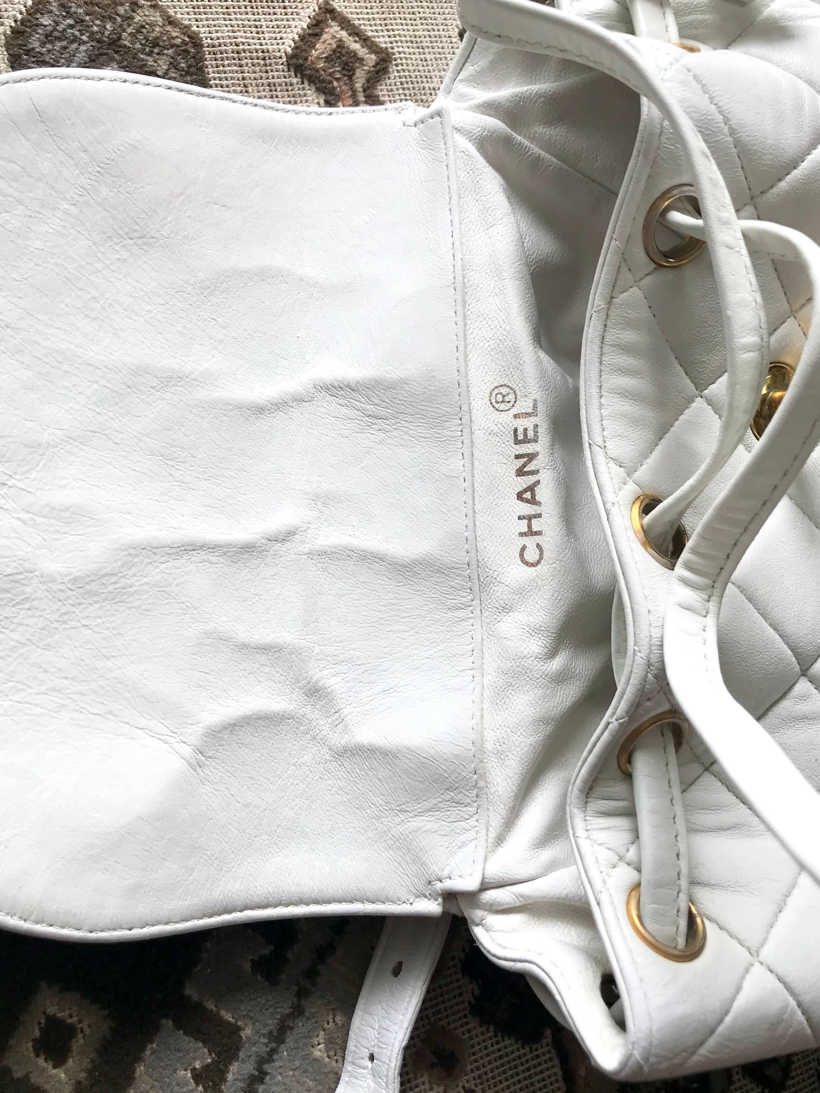 Vintage CHANEL white lamb leather backpack with golden chain and CC closure. 11