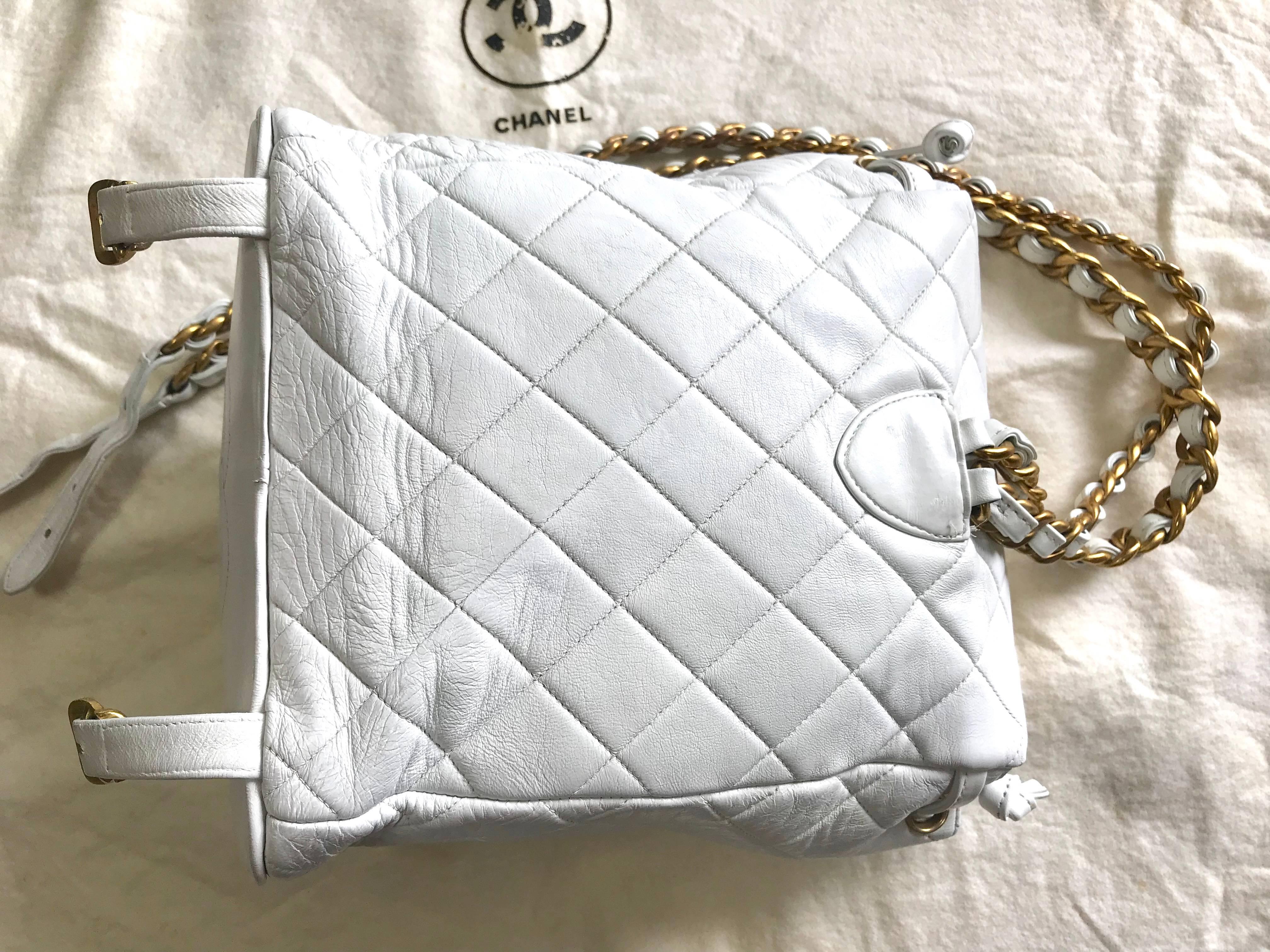 White Vintage CHANEL white lamb leather backpack with golden chain and CC closure.