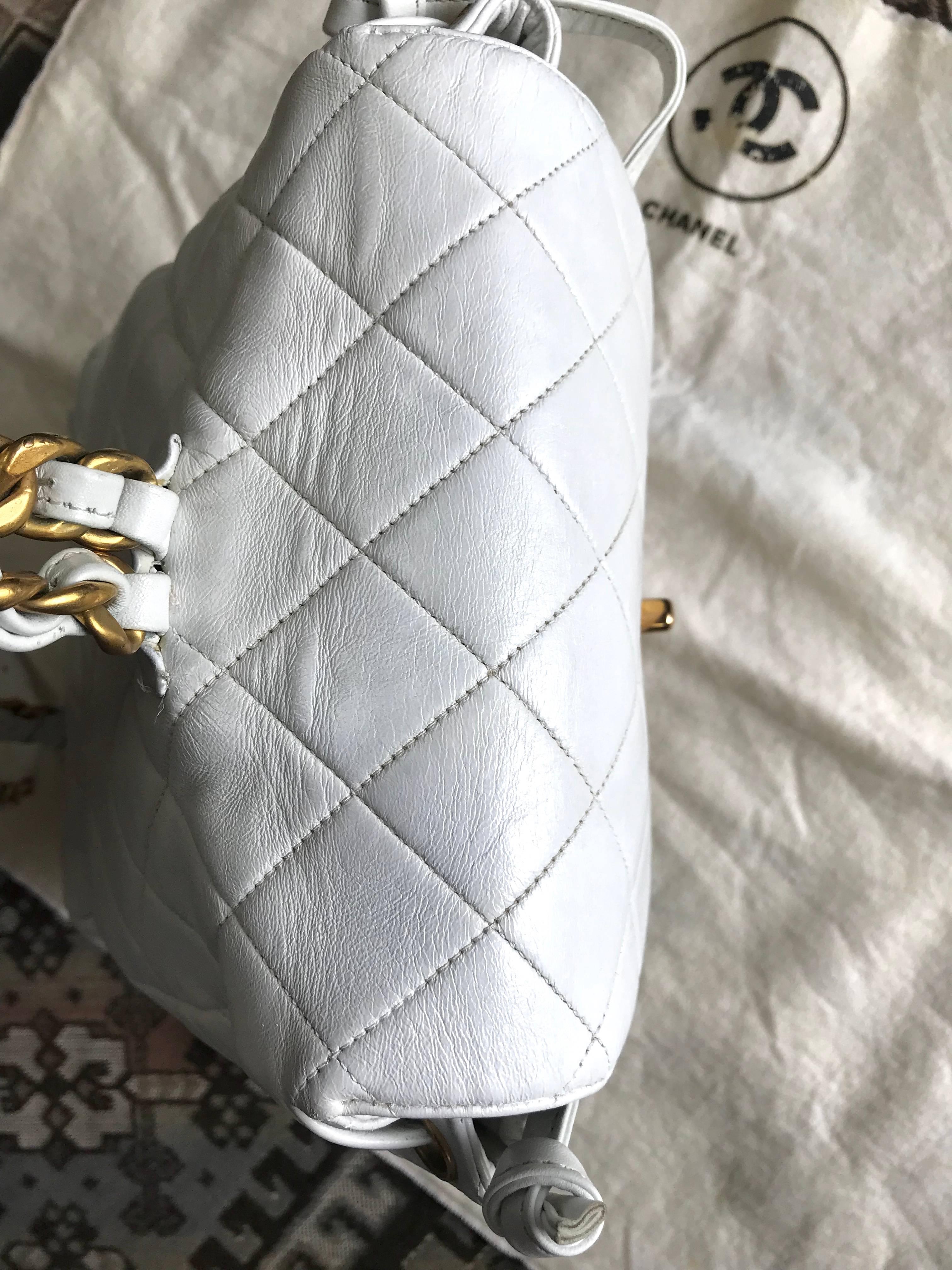 Vintage CHANEL white lamb leather backpack with golden chain and CC closure. 2