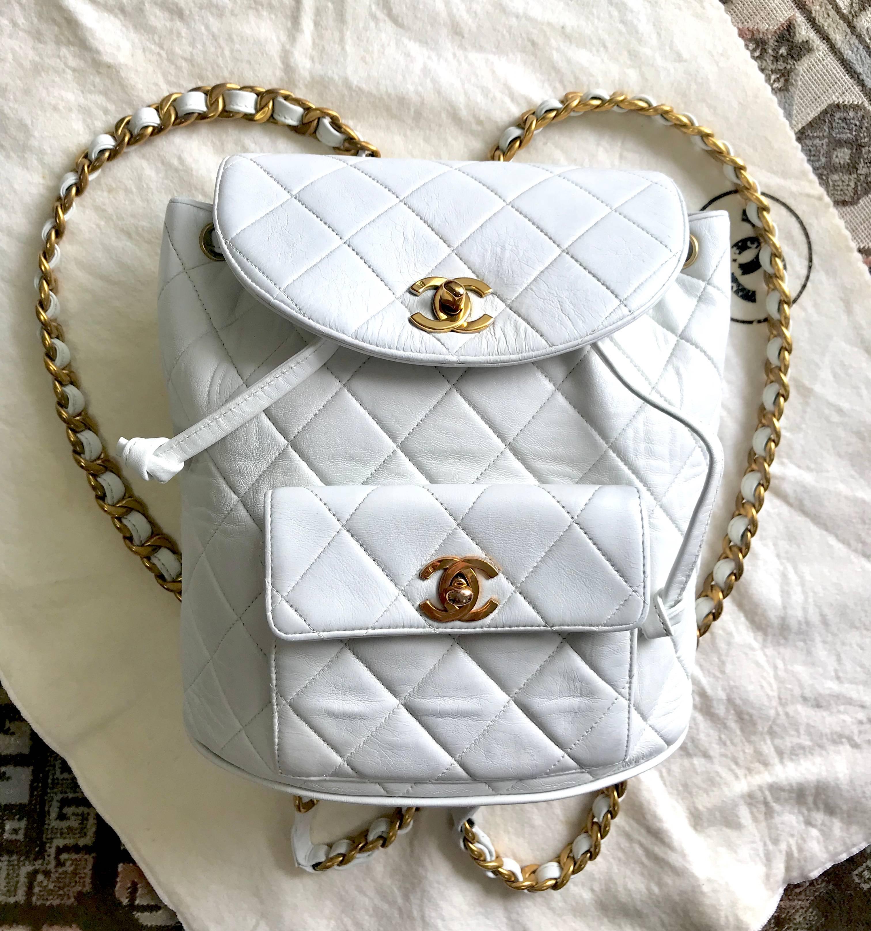 Vintage CHANEL white lamb leather backpack with golden chain and CC closure. 13
