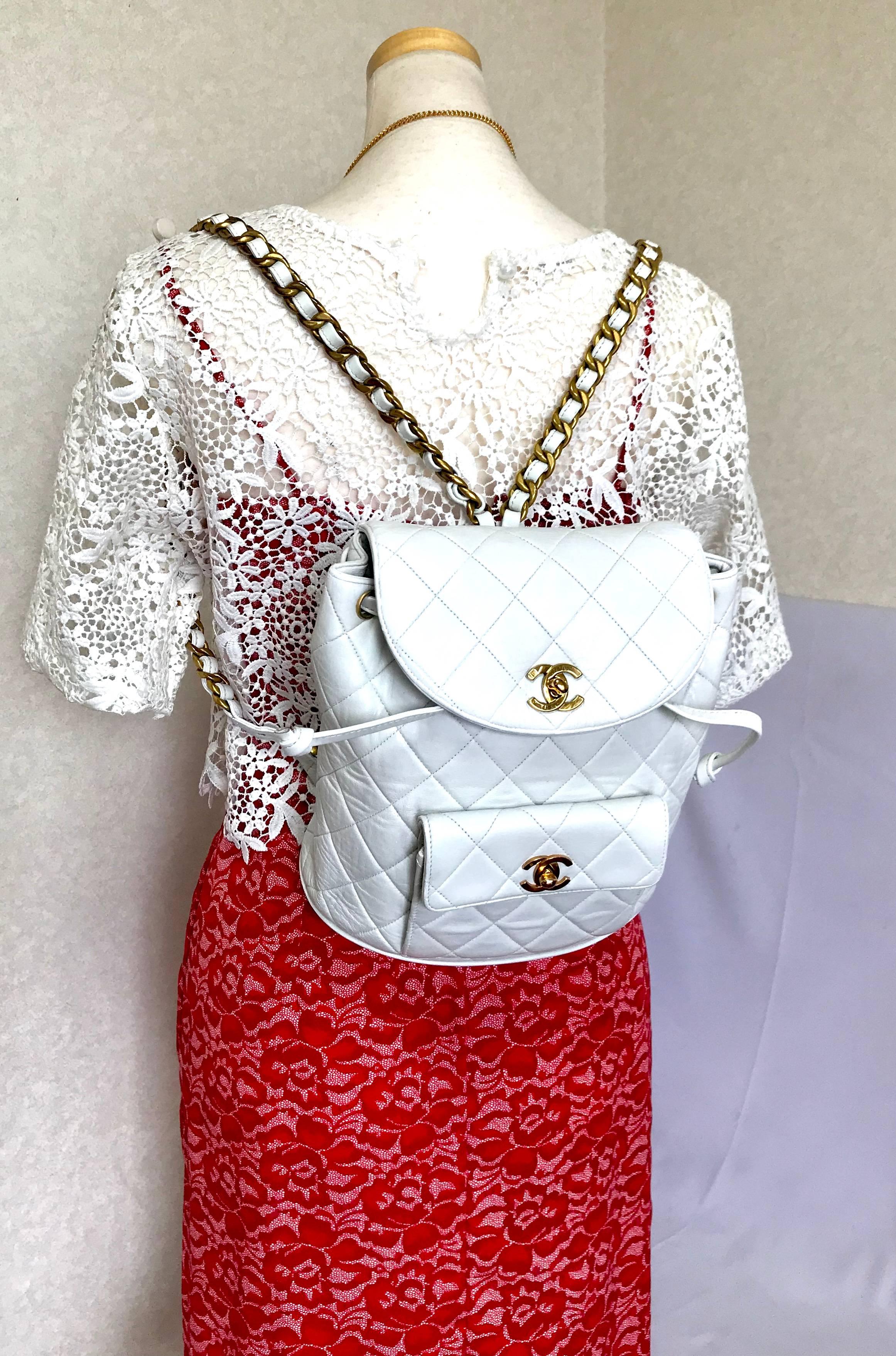 Vintage CHANEL white lamb leather backpack with golden chain and CC closure. 14