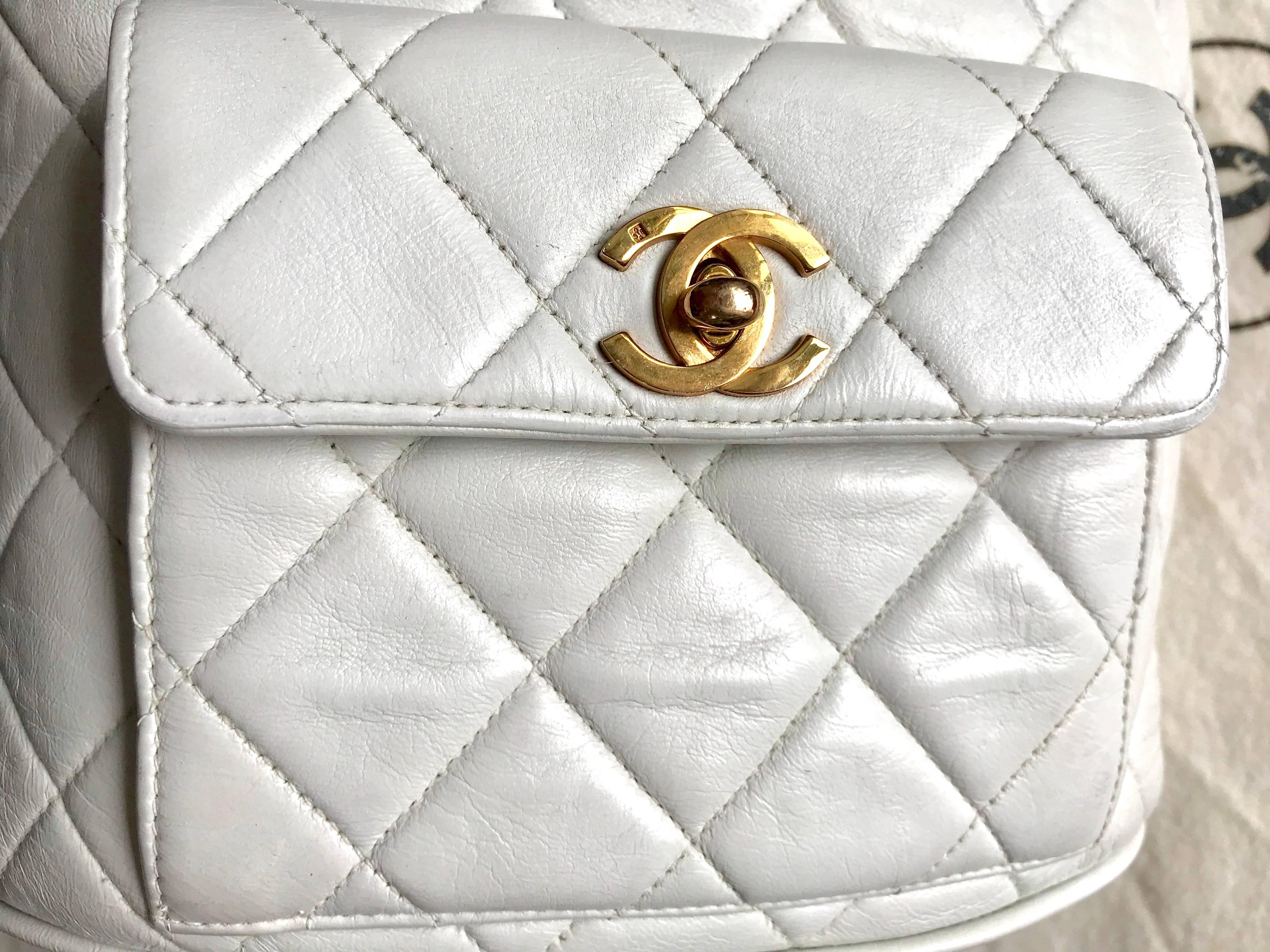 Vintage CHANEL white lamb leather backpack with golden chain and CC closure. 6