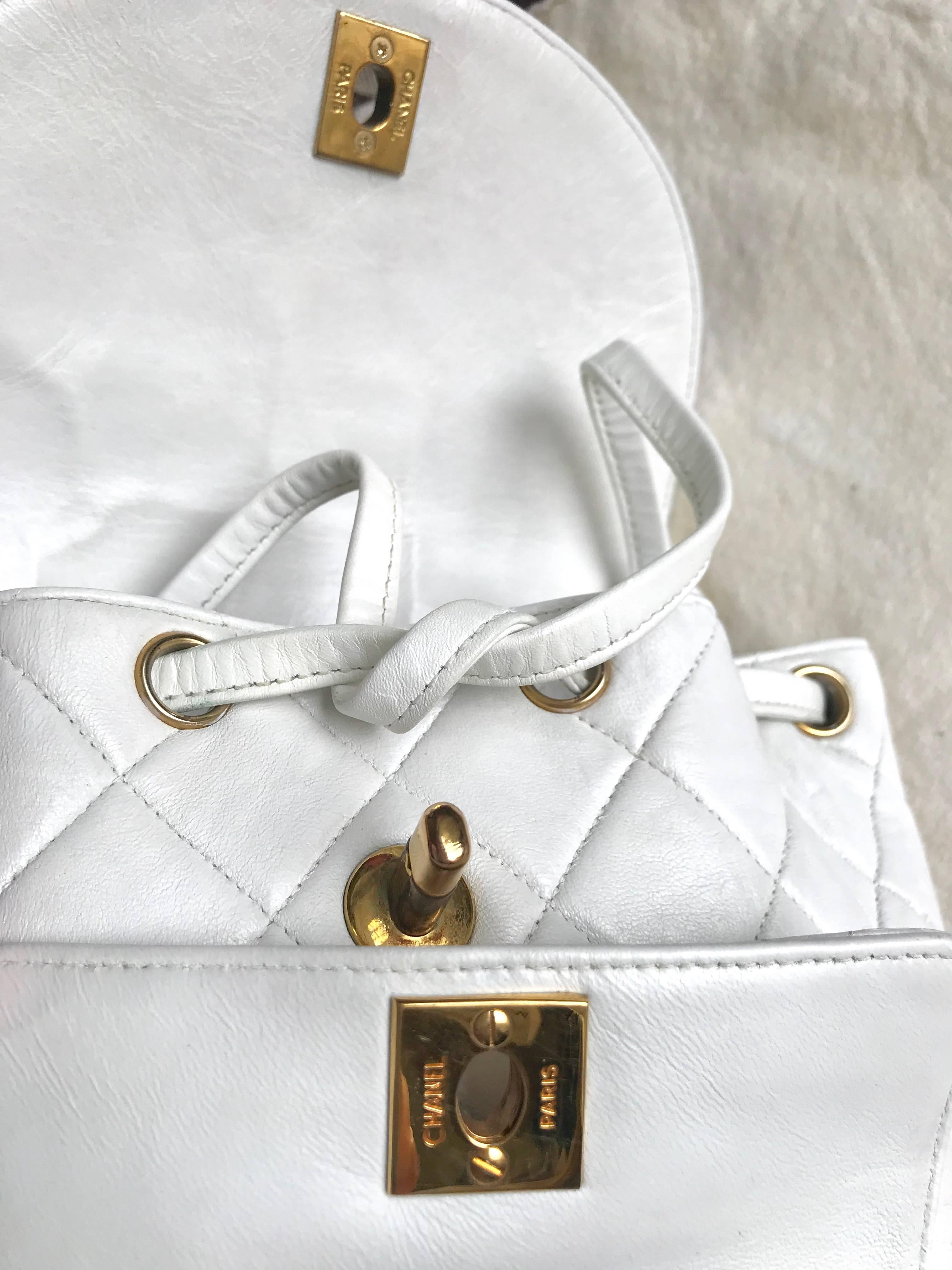 Vintage CHANEL white lamb leather backpack with golden chain and CC closure. 7
