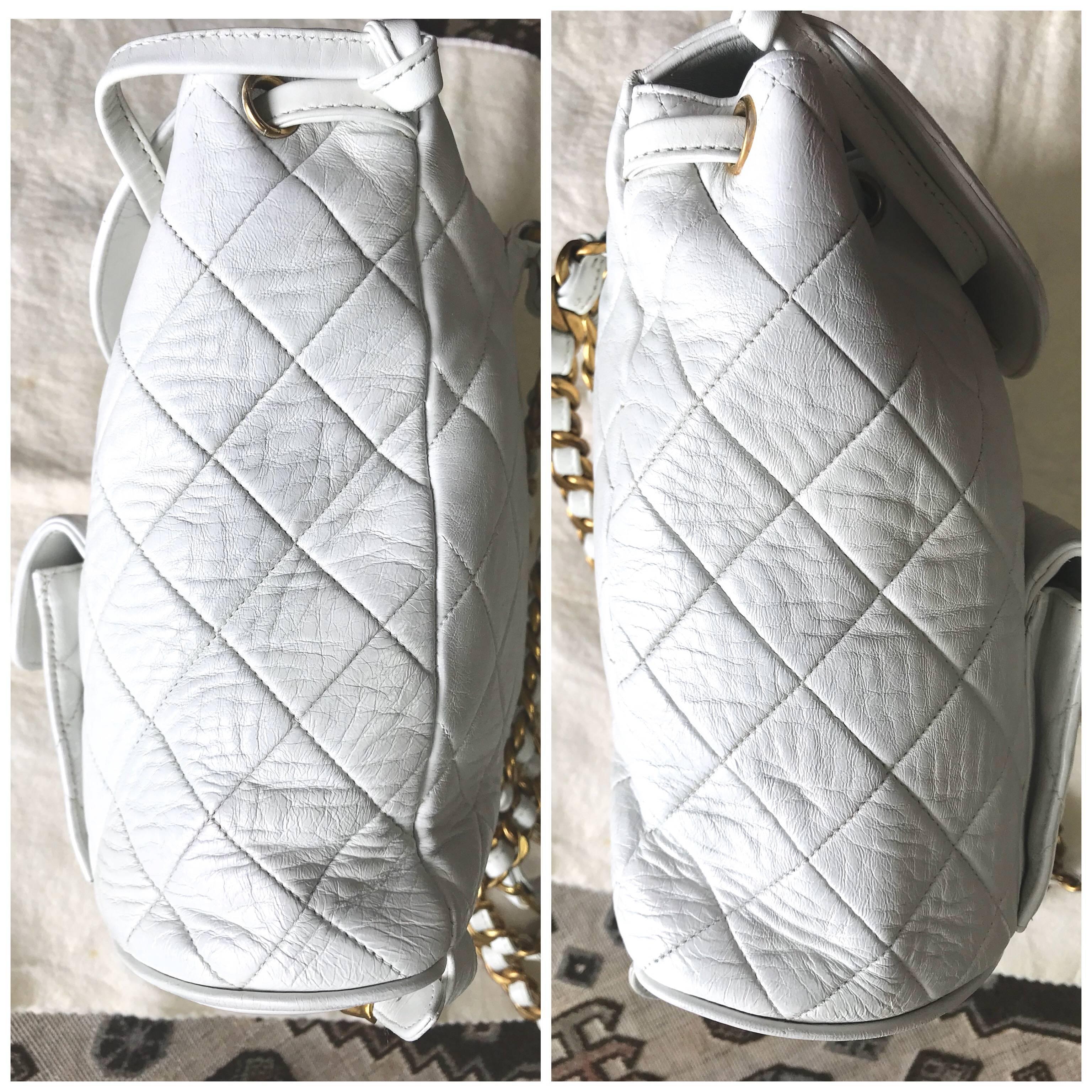 Vintage CHANEL white lamb leather backpack with golden chain and CC closure. 3