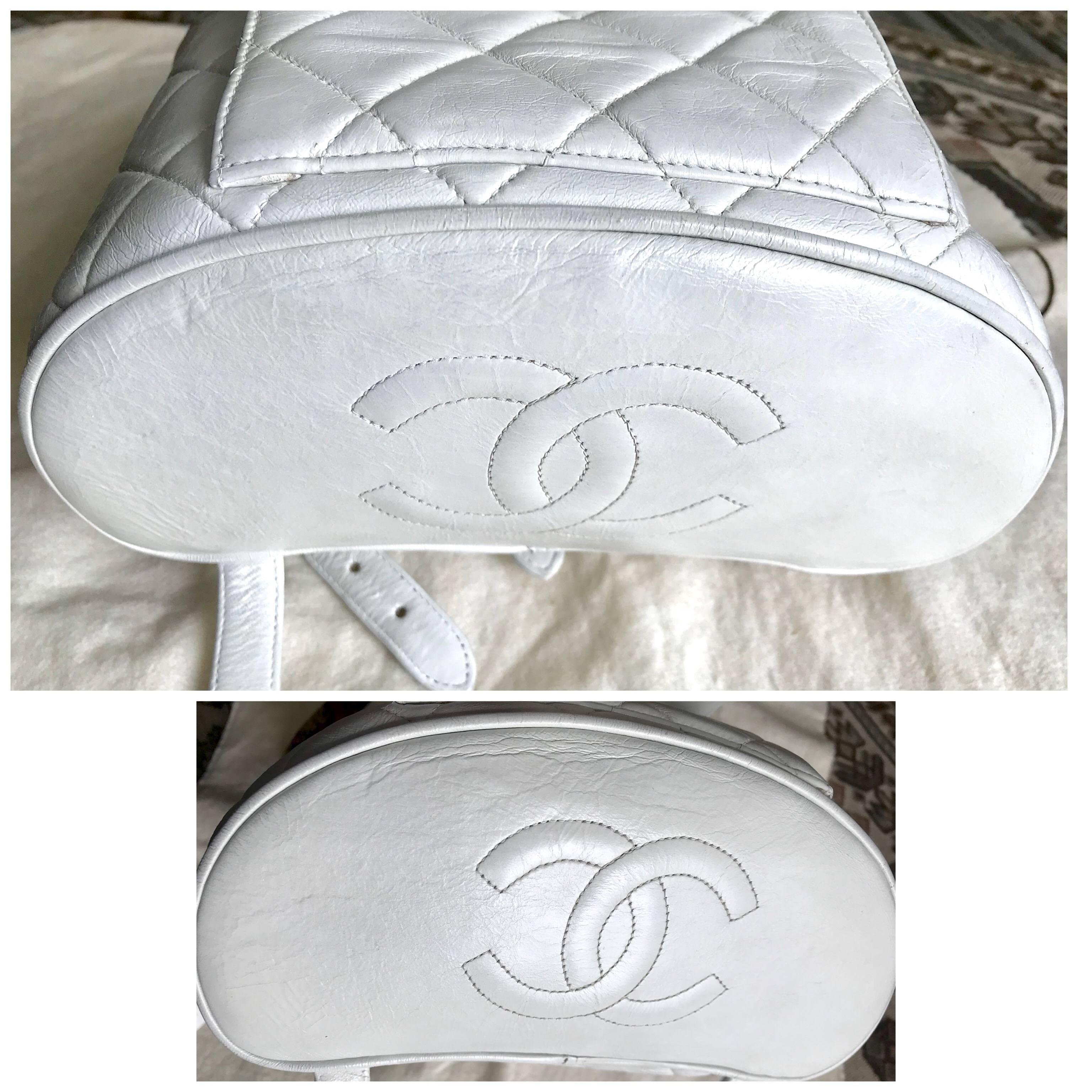 Vintage CHANEL white lamb leather backpack with golden chain and CC closure. 4