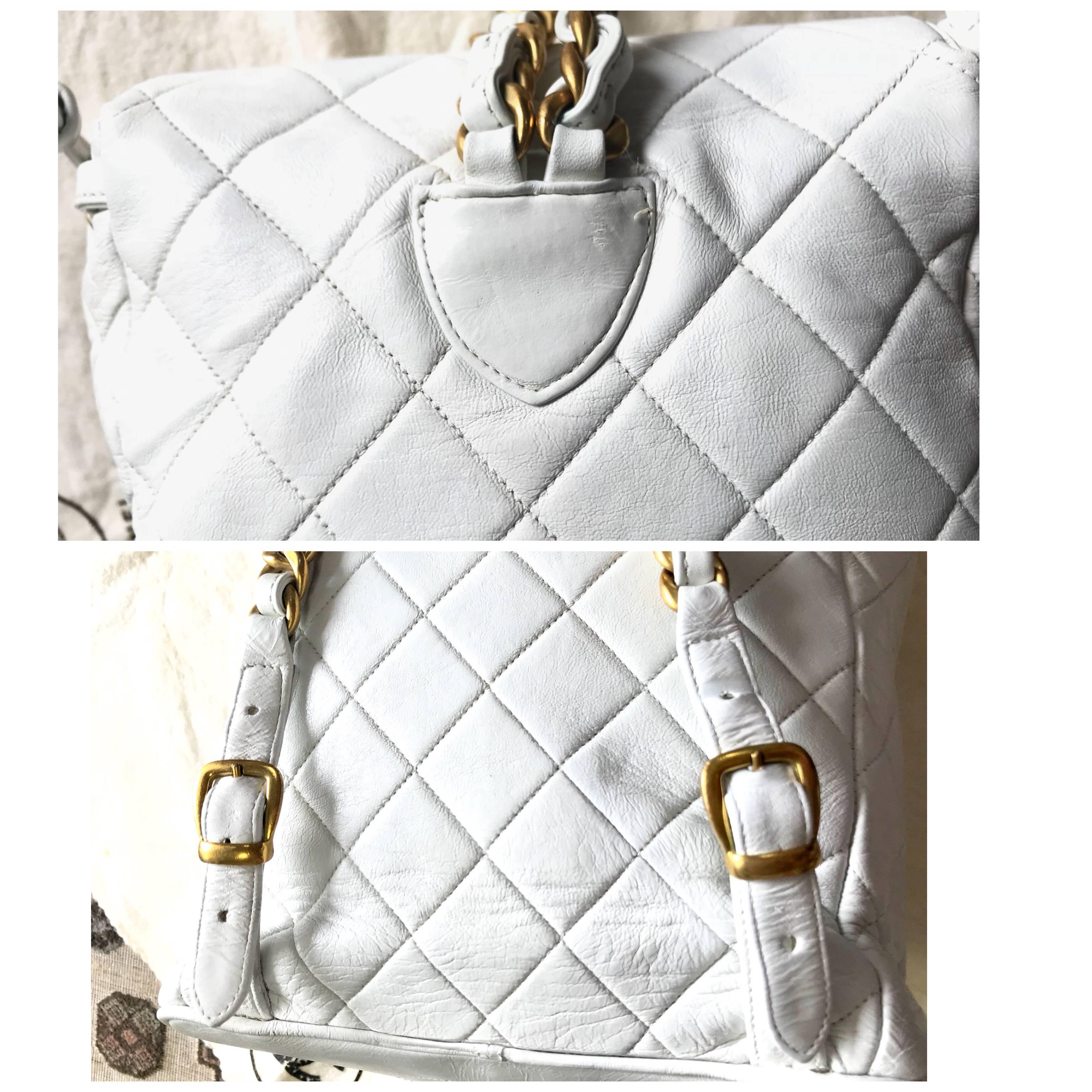 Vintage CHANEL white lamb leather backpack with golden chain and CC closure. 1