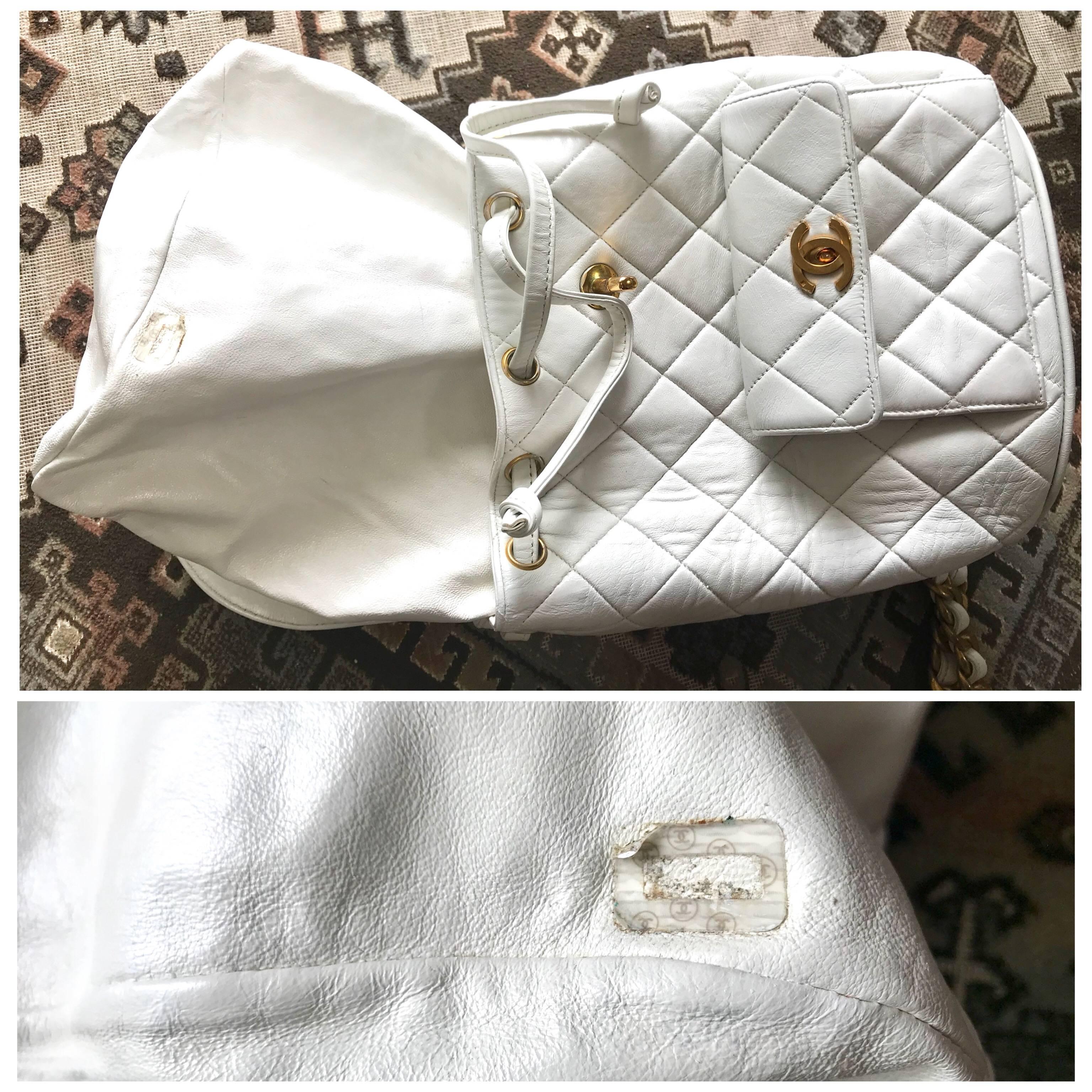 Vintage CHANEL white lamb leather backpack with golden chain and CC closure. 5