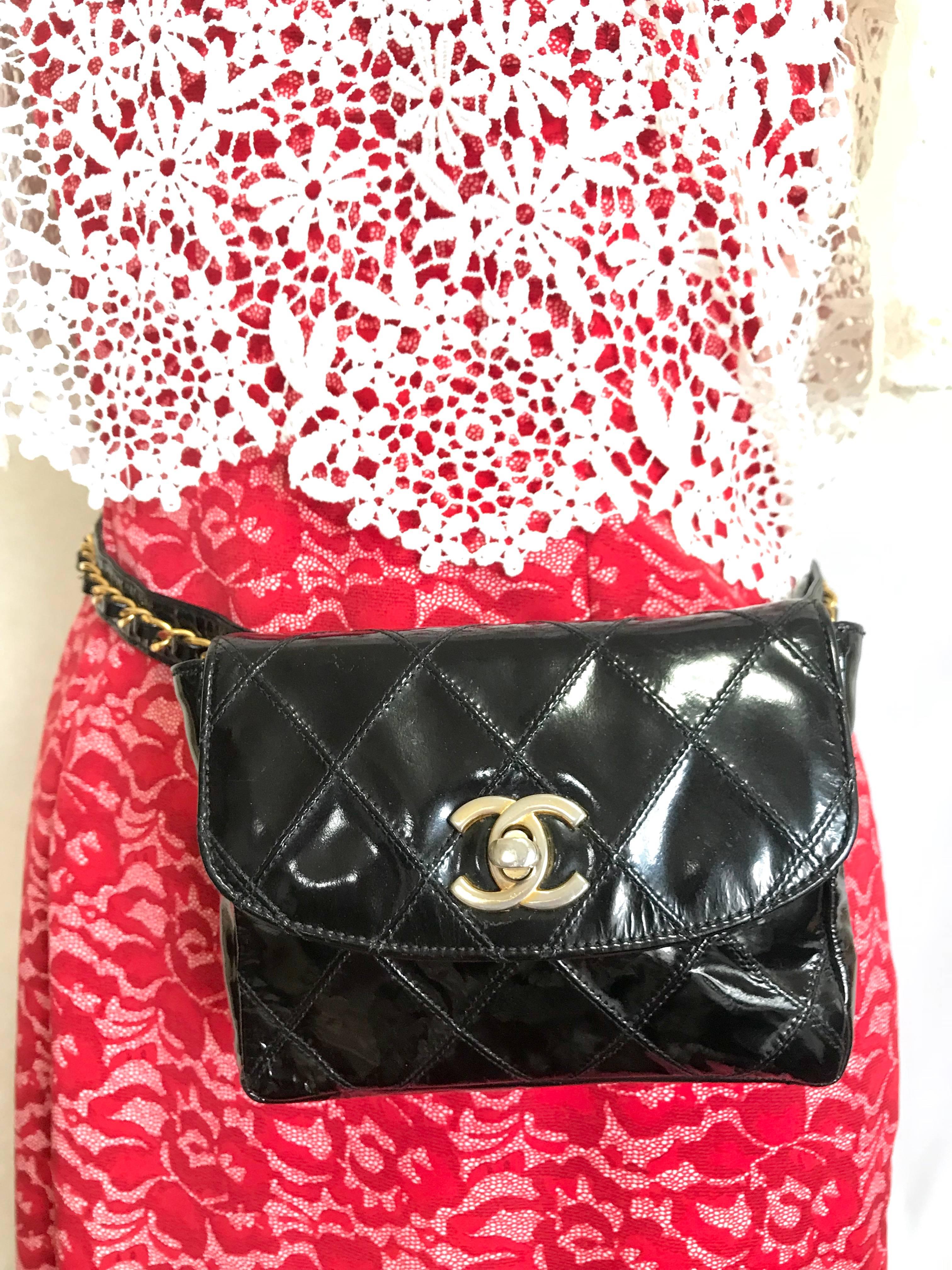 Vintage CHANEL black patent enamel belt bag, fanny pack with CC closure. 10