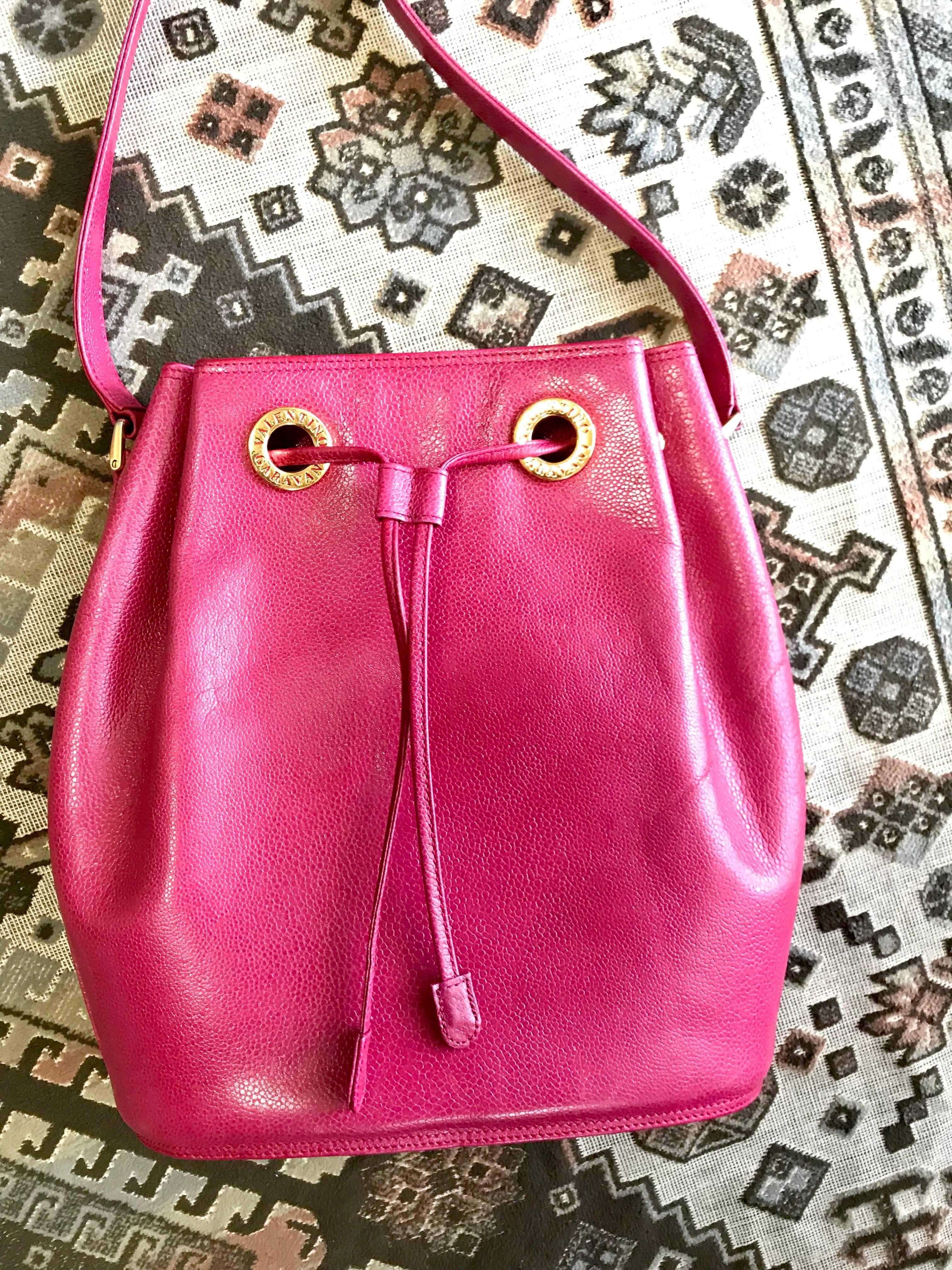 1990s. Vintage Valentino Garavani pink caviarskin type leather hobo bucket shoulder bag with round logo motifs. 
Classic Valentino daily use purse.

Introducing another fabulous vintage shoulder bag from Valentino Garavani back in the 90's.

You