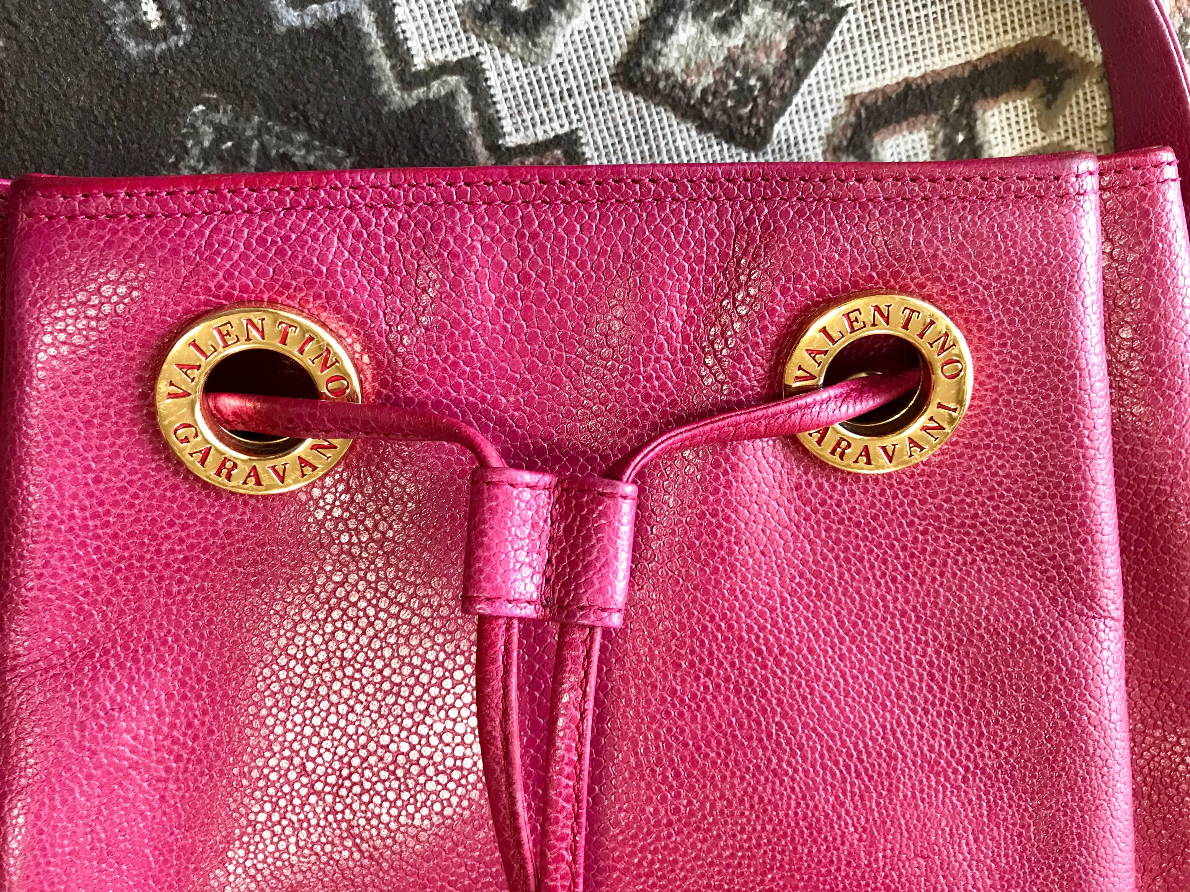 Vintage Valentino Garavani pink leather hobo bucket shoulder bag with round logo In Good Condition For Sale In Kashiwa, Chiba