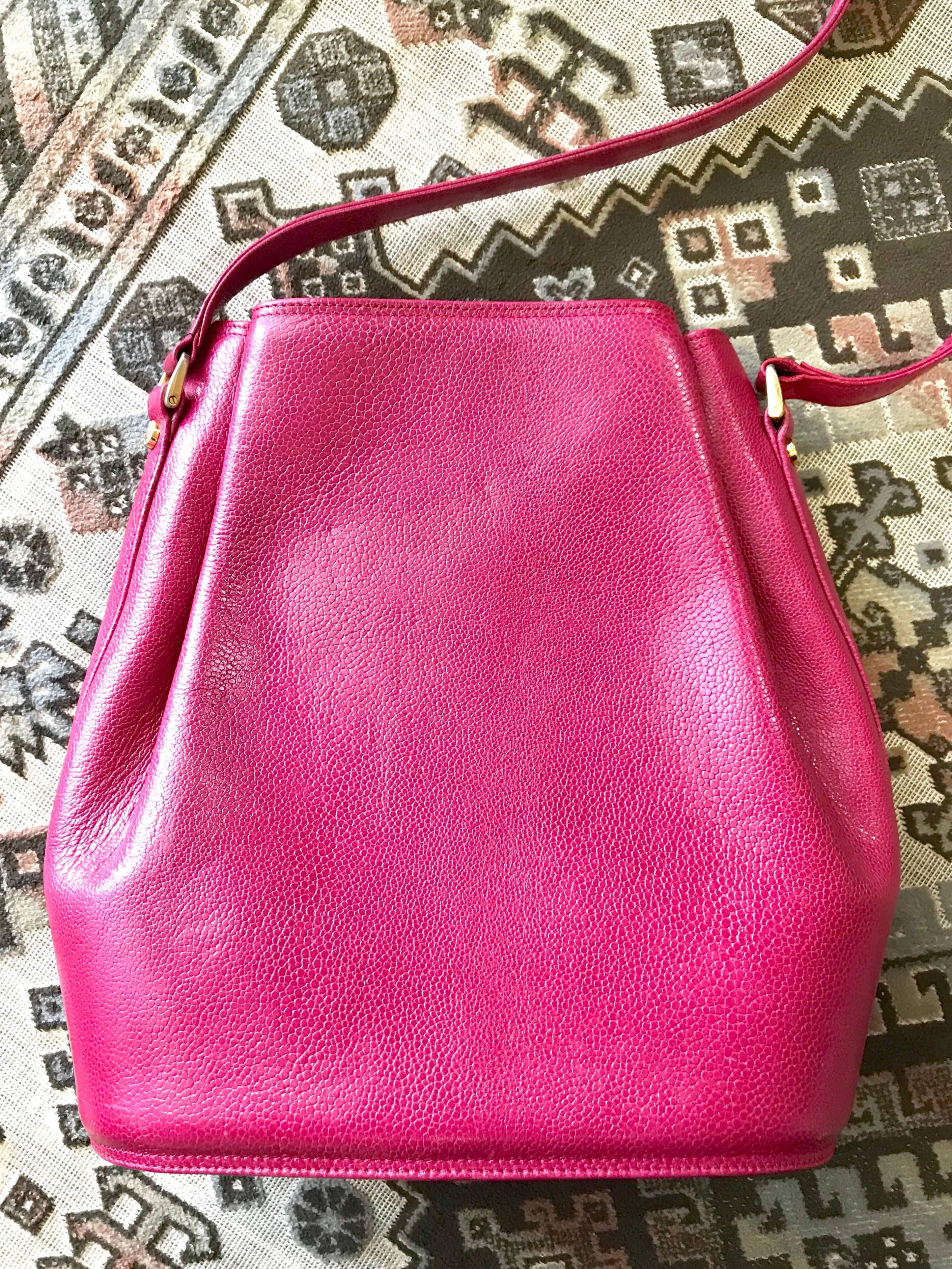 Women's Vintage Valentino Garavani pink leather hobo bucket shoulder bag with round logo For Sale
