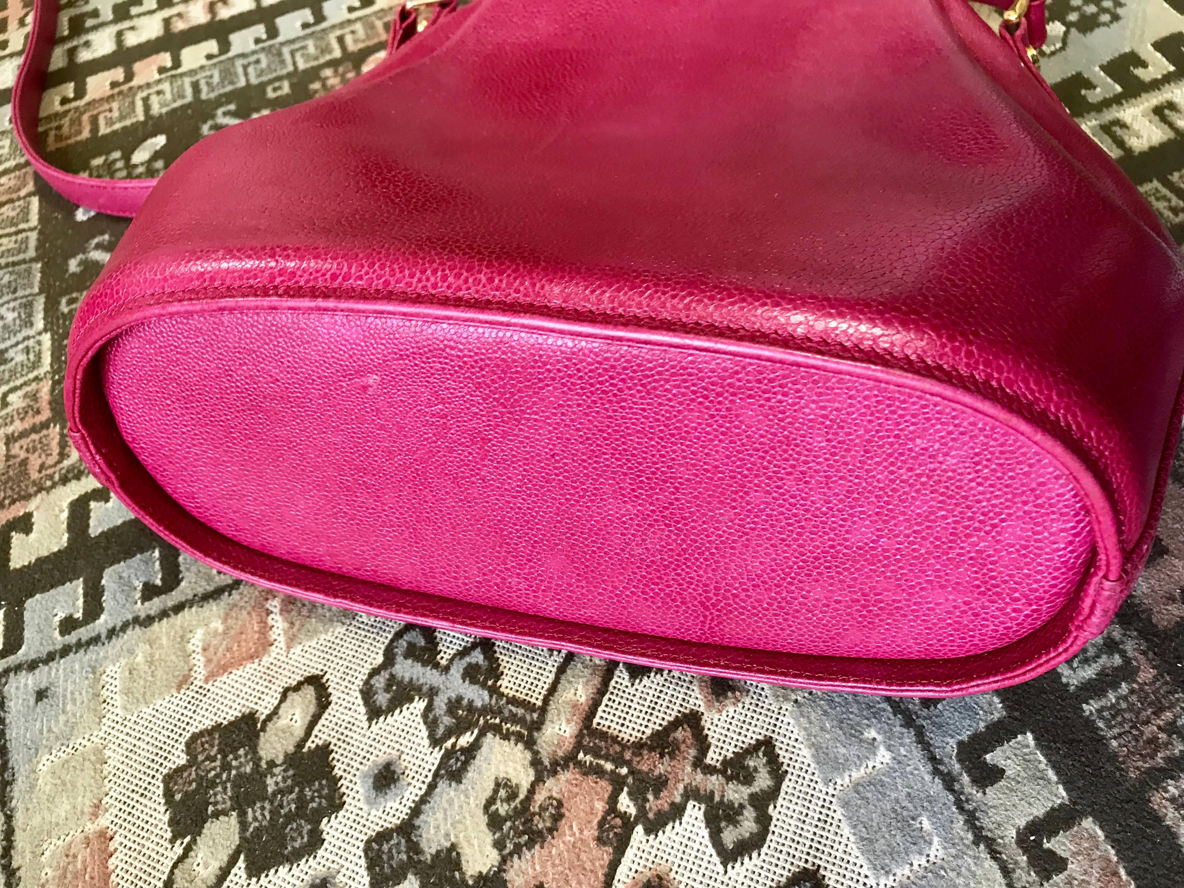 Vintage Valentino Garavani pink leather hobo bucket shoulder bag with round logo For Sale 2