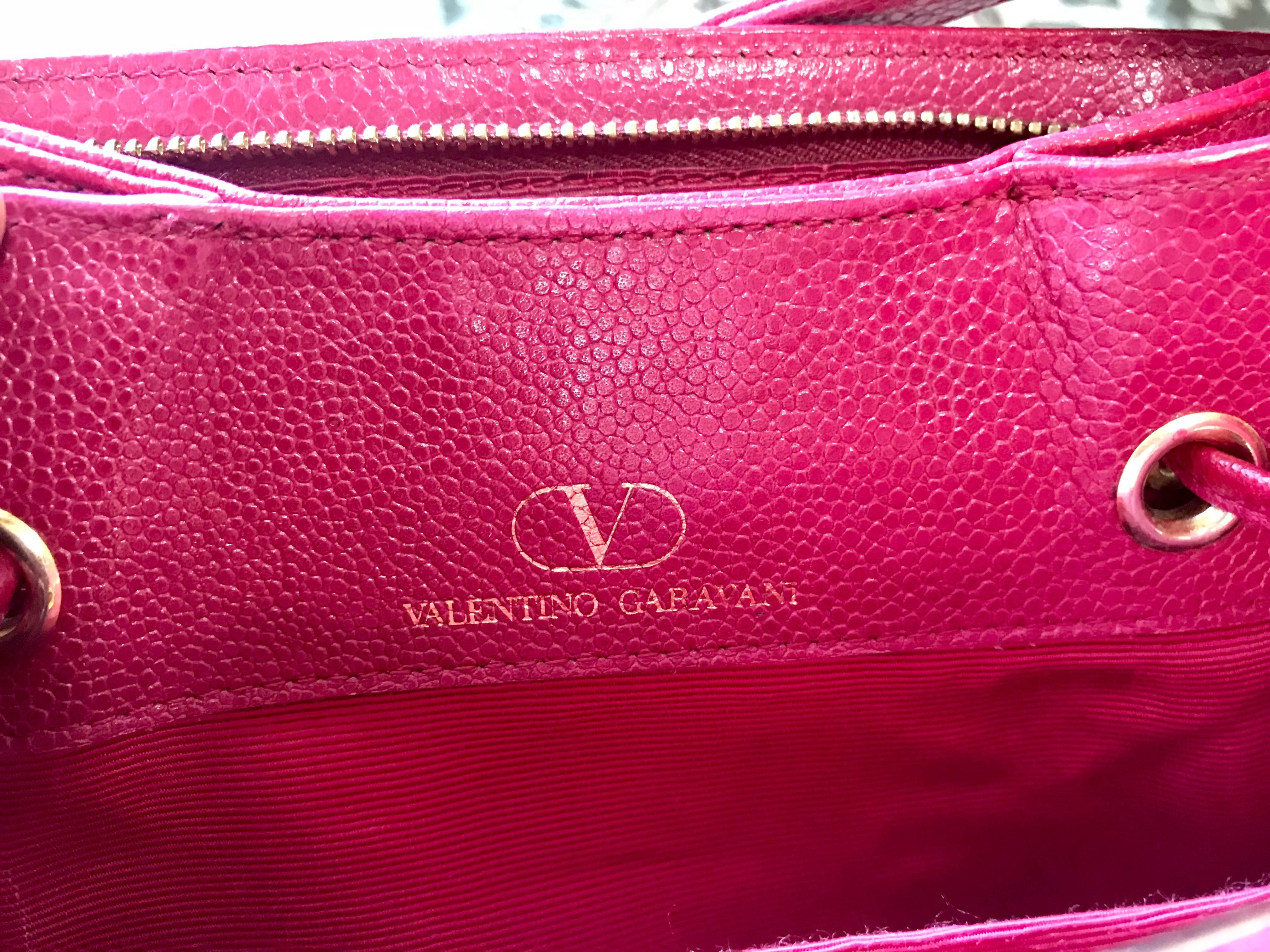 Vintage Valentino Garavani pink leather hobo bucket shoulder bag with round logo For Sale 7