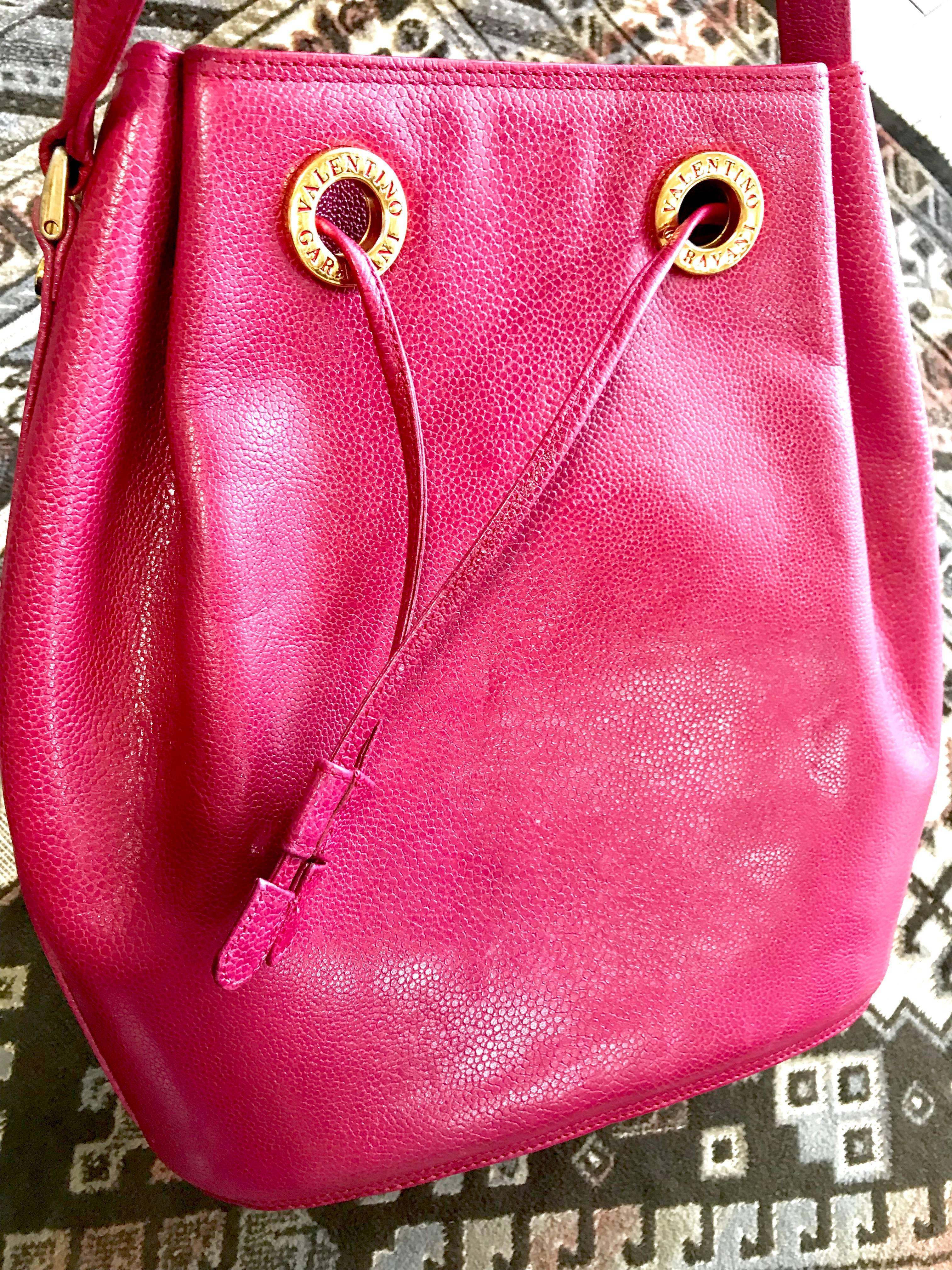 Pink Vintage Valentino Garavani pink leather hobo bucket shoulder bag with round logo For Sale