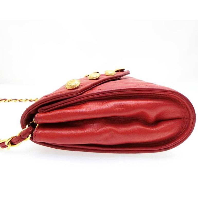 Chanel Vintage red lamb shoulder bag with golden CC button motifs at flap  In Good Condition For Sale In Kashiwa, Chiba