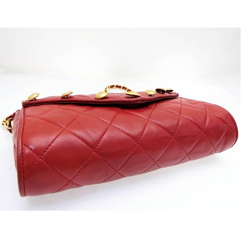 Women's Chanel Vintage red lamb shoulder bag with golden CC button motifs at flap  For Sale