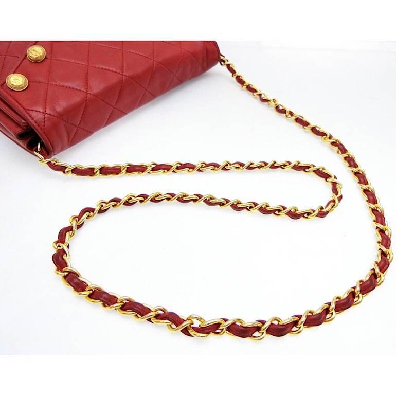 Chanel Vintage red lamb shoulder bag with golden CC button motifs at flap  For Sale 2