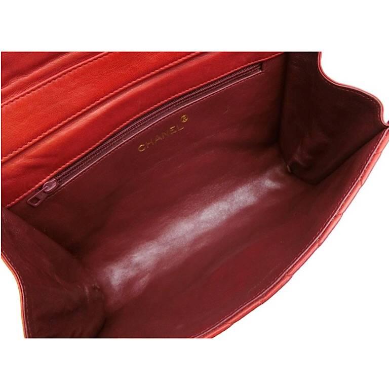Chanel Vintage red lamb shoulder bag with golden CC button motifs at flap  For Sale 4
