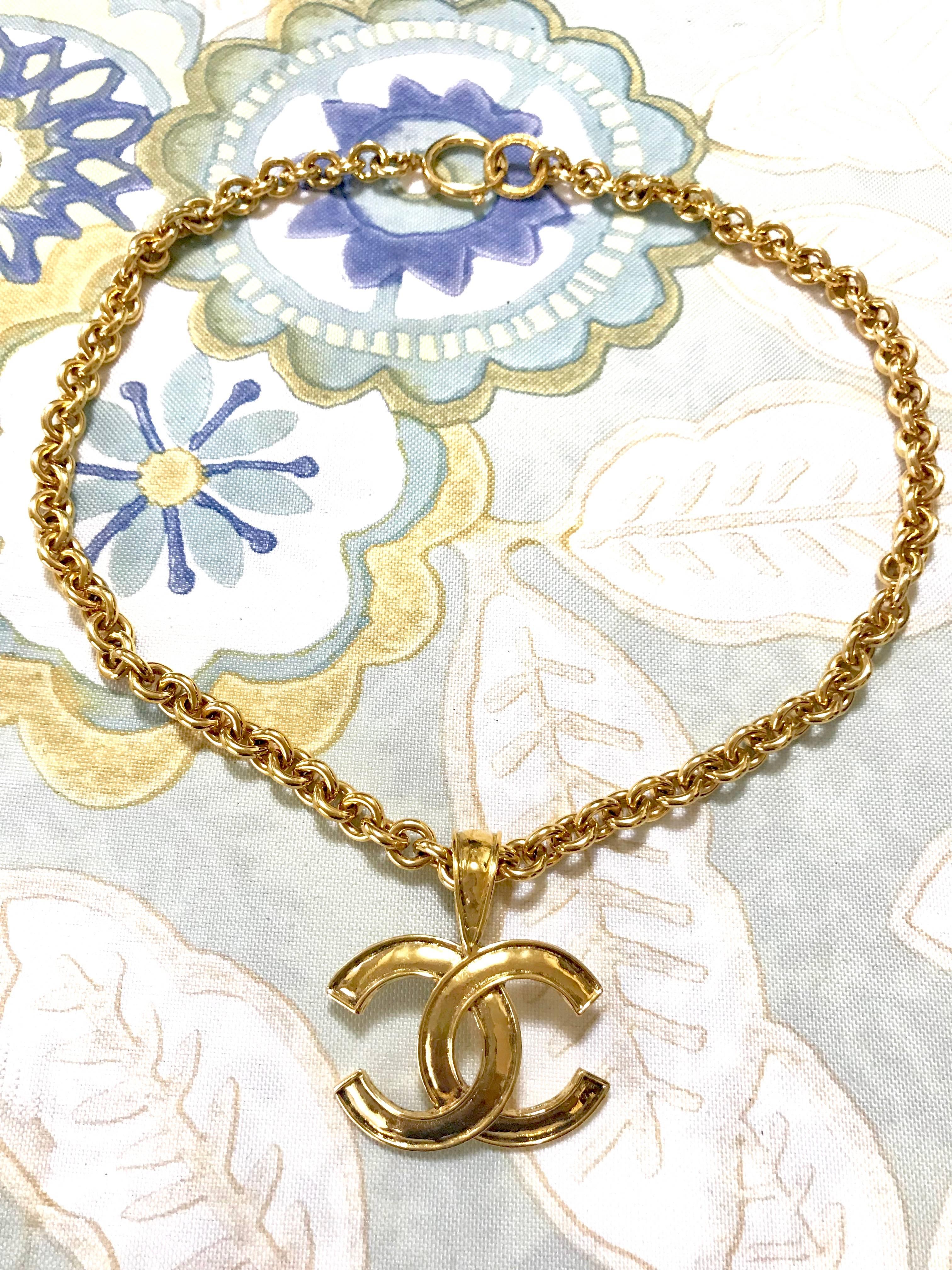 Women's MINT. Vintage CHANEL golden chain necklace with large CC mark logo pendant top. 