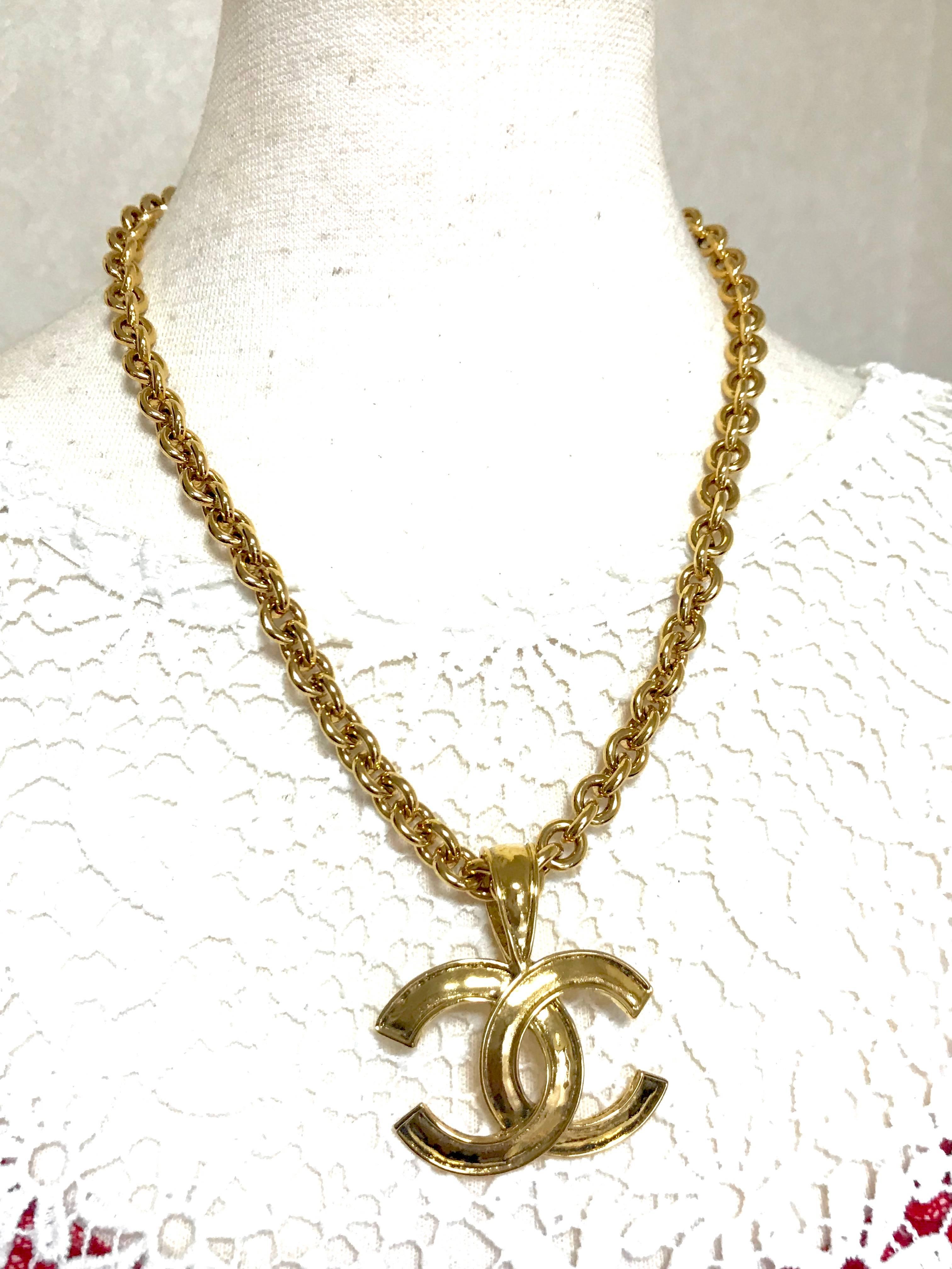 MINT. Vintage CHANEL golden chain necklace with large CC mark logo pendant top.  In Excellent Condition In Kashiwa, Chiba