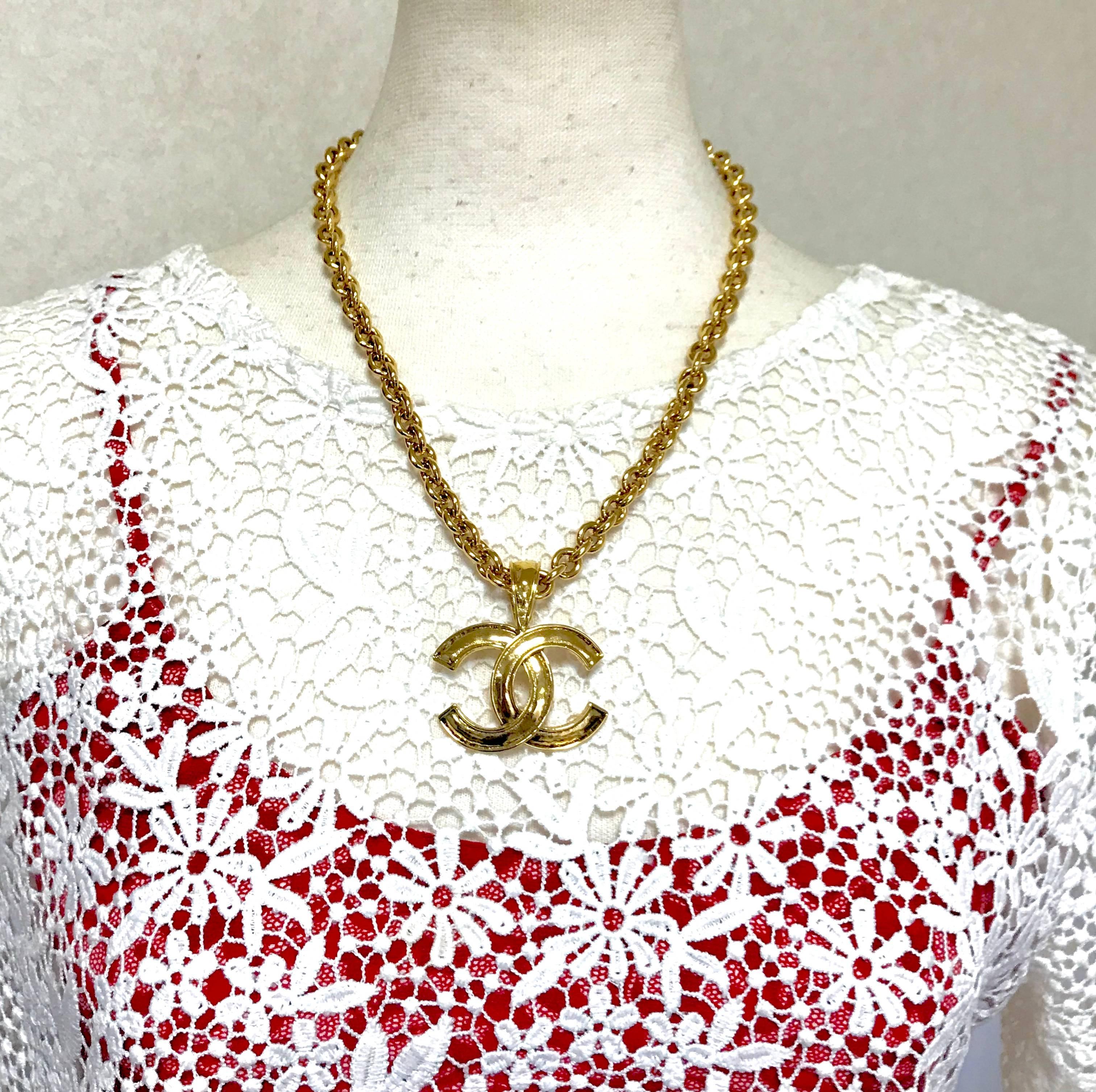 1990s. MINT. Vintage CHANEL golden chain necklace with large CC mark logo pendant top. Gorgeous jewelry. Best gift idea.

MINT/excellent vintage condition! Gorgeous and classic jewelry piece from Chanel back in the 90's....
Great gift idea.