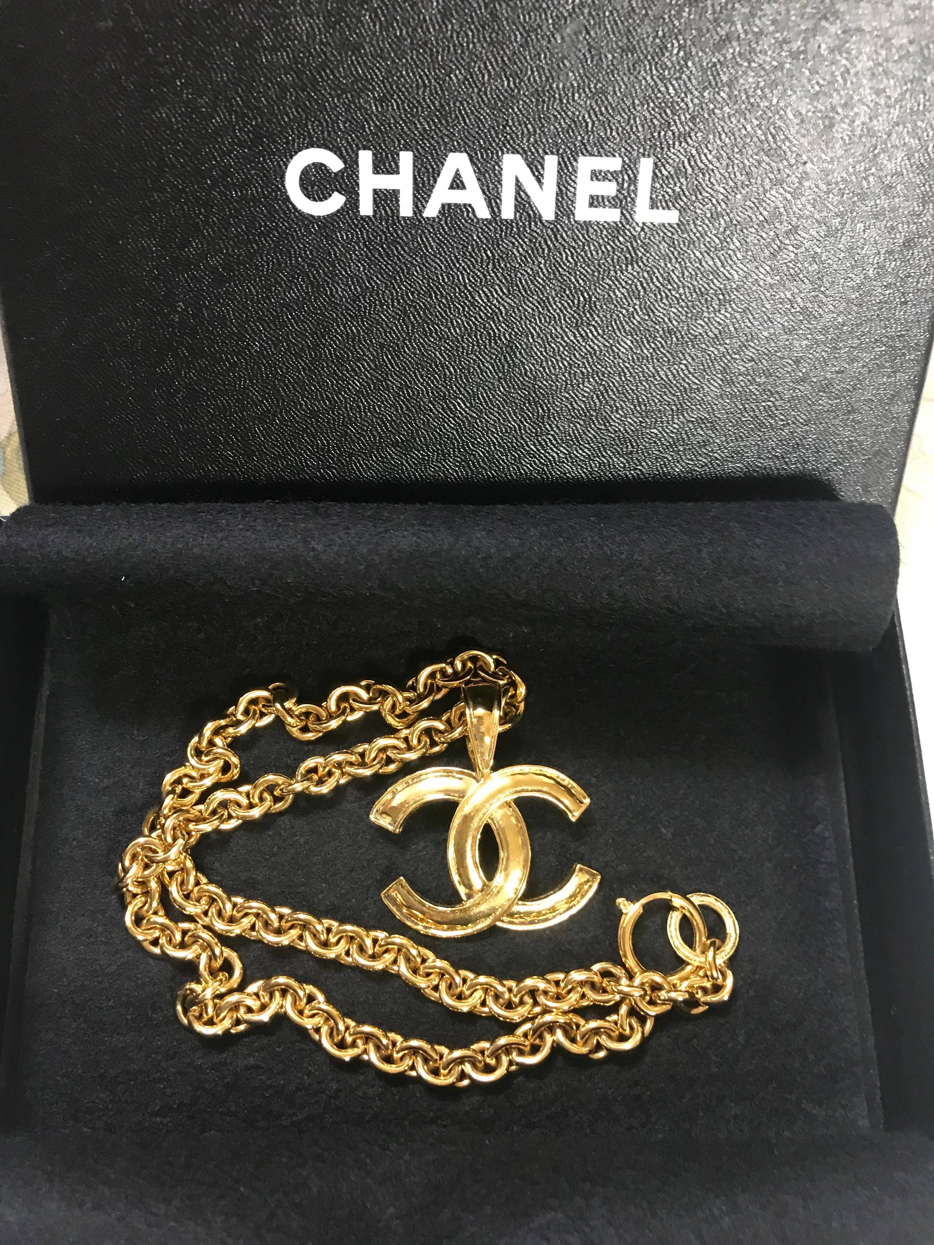 MINT. Vintage CHANEL golden chain necklace with large CC mark logo pendant top.  4