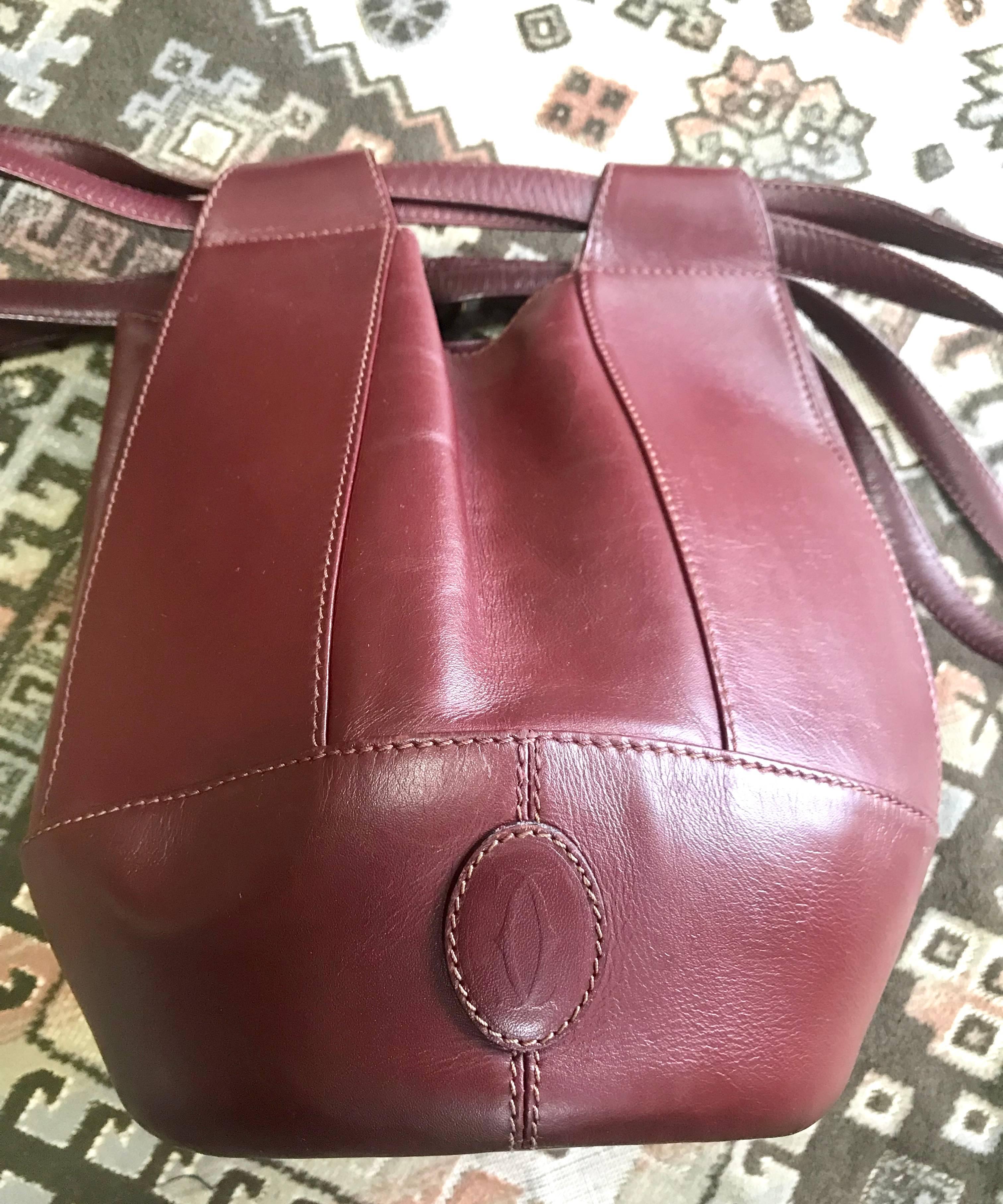 1990s. Vintage Cartier tulip 3 dimension hobo bucket shoulder bag in wine color leather. Classic purse from must de Cartier collection.

Here is another beautiful vintage piece from Cartier, back in the 90's, must de Cartier Collection.

Unique 3D