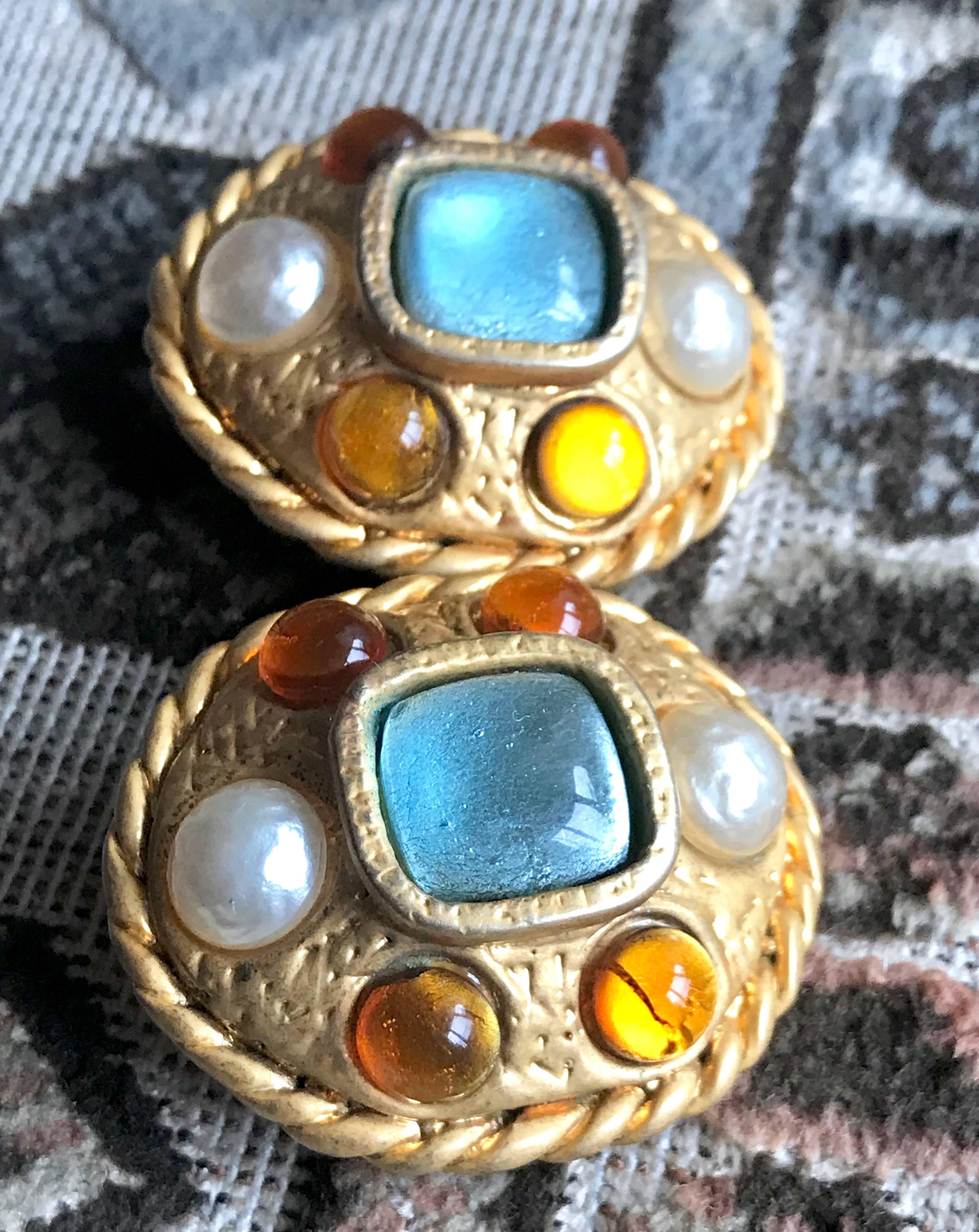 Vintage CHANEL golden oval faux pearl, blue and orange gripoix large earrings. In Good Condition For Sale In Kashiwa, Chiba
