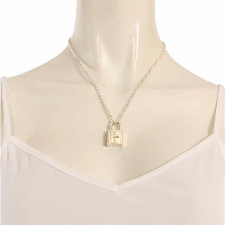 1990s. Vintage Hermes silver 925 padlock pendant top chain necklace. Classic jewelry. Great gift idea. 

Elegant and classic jewelry from Hermes back in the 90's. 
Great gift idea. Free gift wrapping. 

Featuring its iconic H motif padlock shape