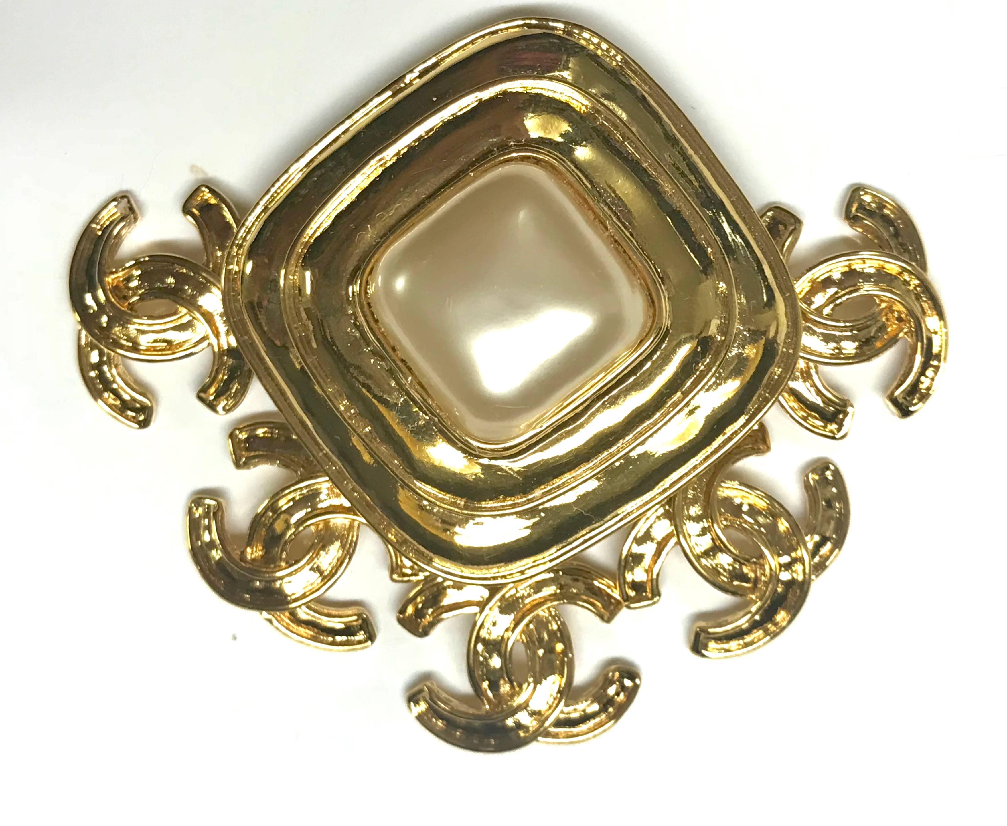Chanel Vintage Gold Brooch with 5 Mini Dangling CC Charms  For Sale 3