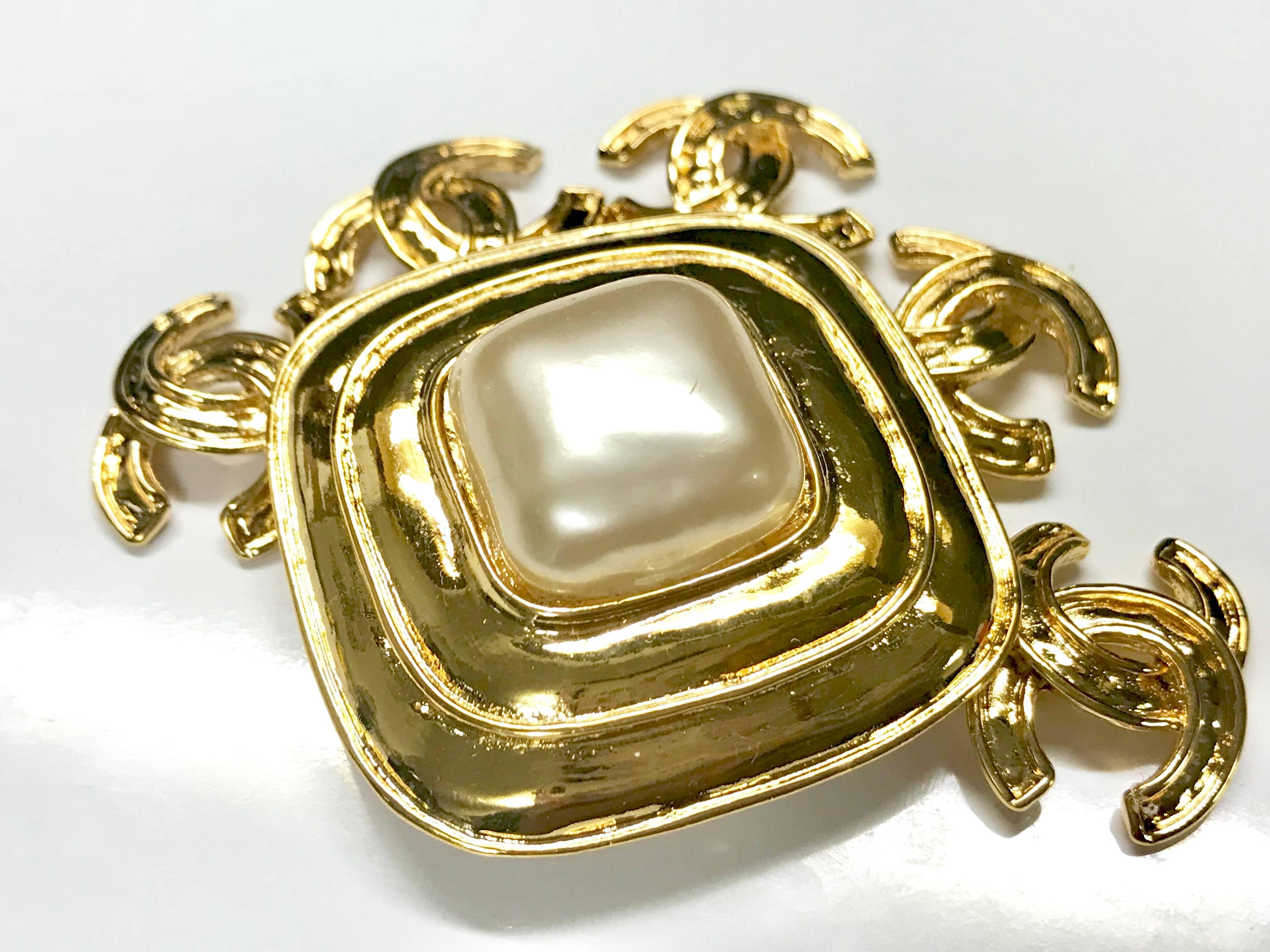 Chanel vintage 1990's gold brooch with 5 mini dangling cc charms & center square
faux pearl.

Fun, chic & wearable on a jacket or hat .

There are a few minor scuffs on the pearl. Overall in excellent vintage condition.
Oval signature plaque on the