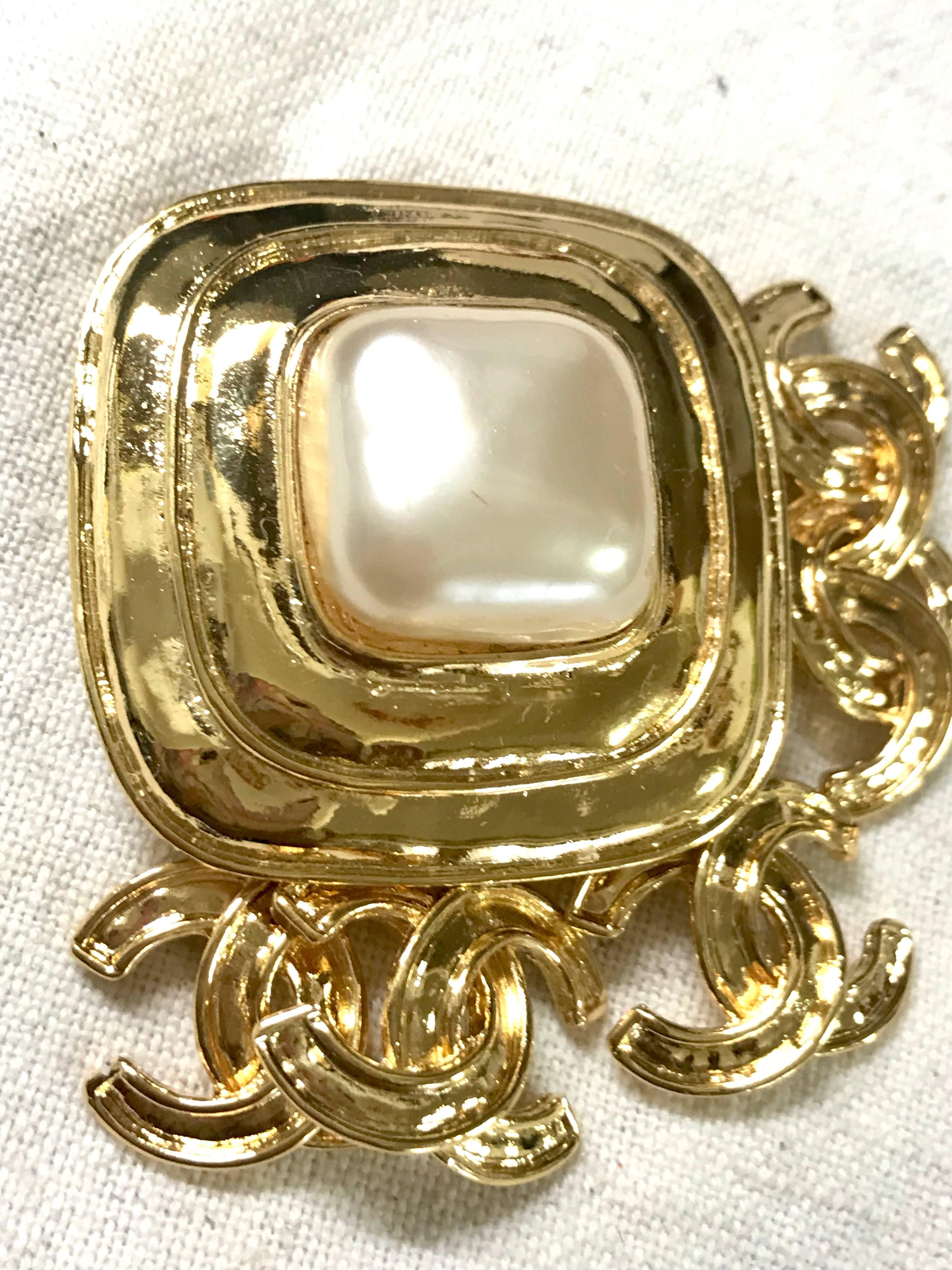 Chanel Vintage Gold Brooch with 5 Mini Dangling CC Charms  In Excellent Condition For Sale In Kashiwa, Chiba