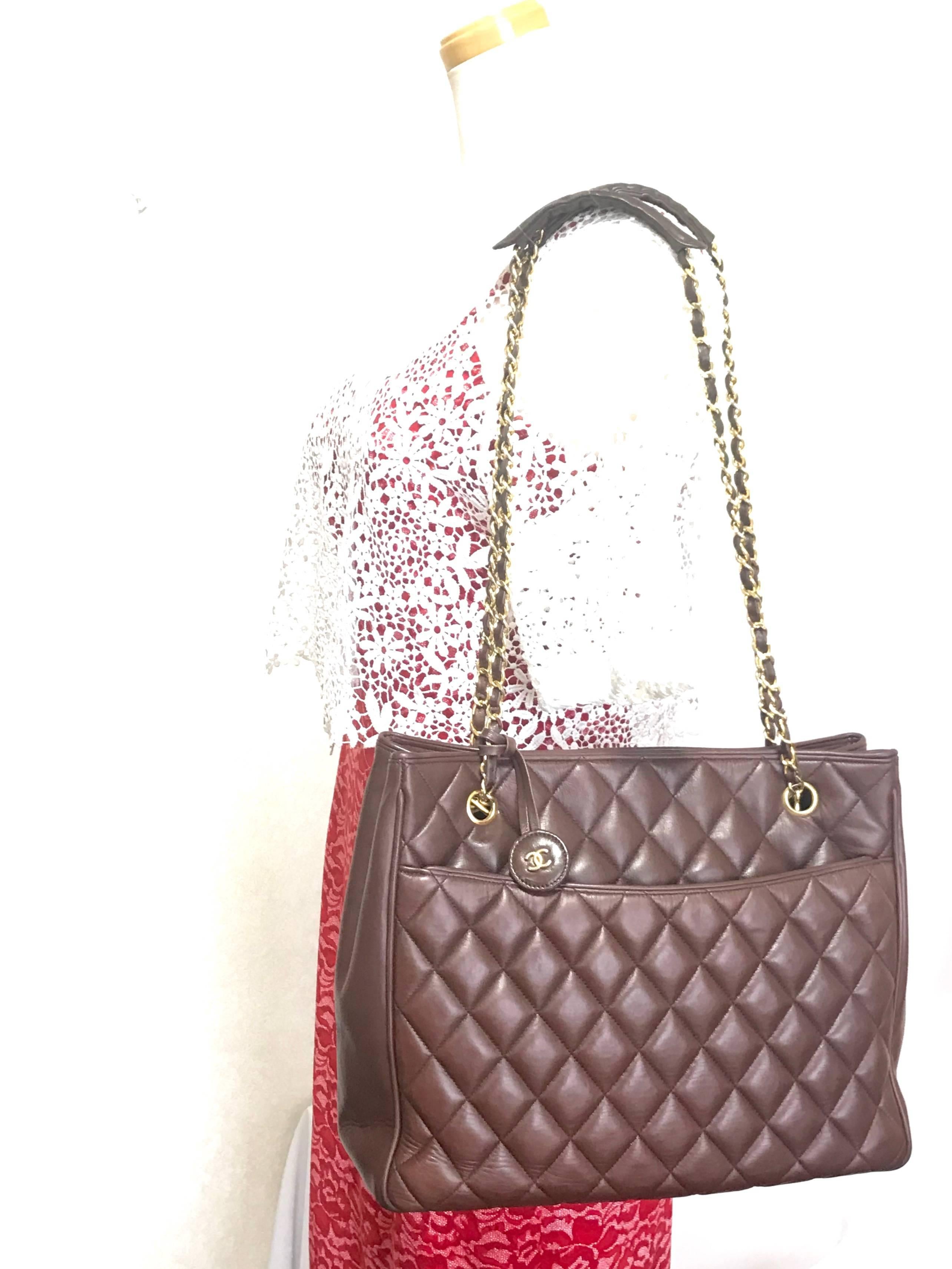 1980s. Vintage CHANEL brown quilted lamb leather classic tote bag with gold tone chains and CC charm. Classic purse.

Introducing a vintage CHANEL brown color lamb leather tote from the late 80's to early 90's.
Classic bag for many occasions!
Can