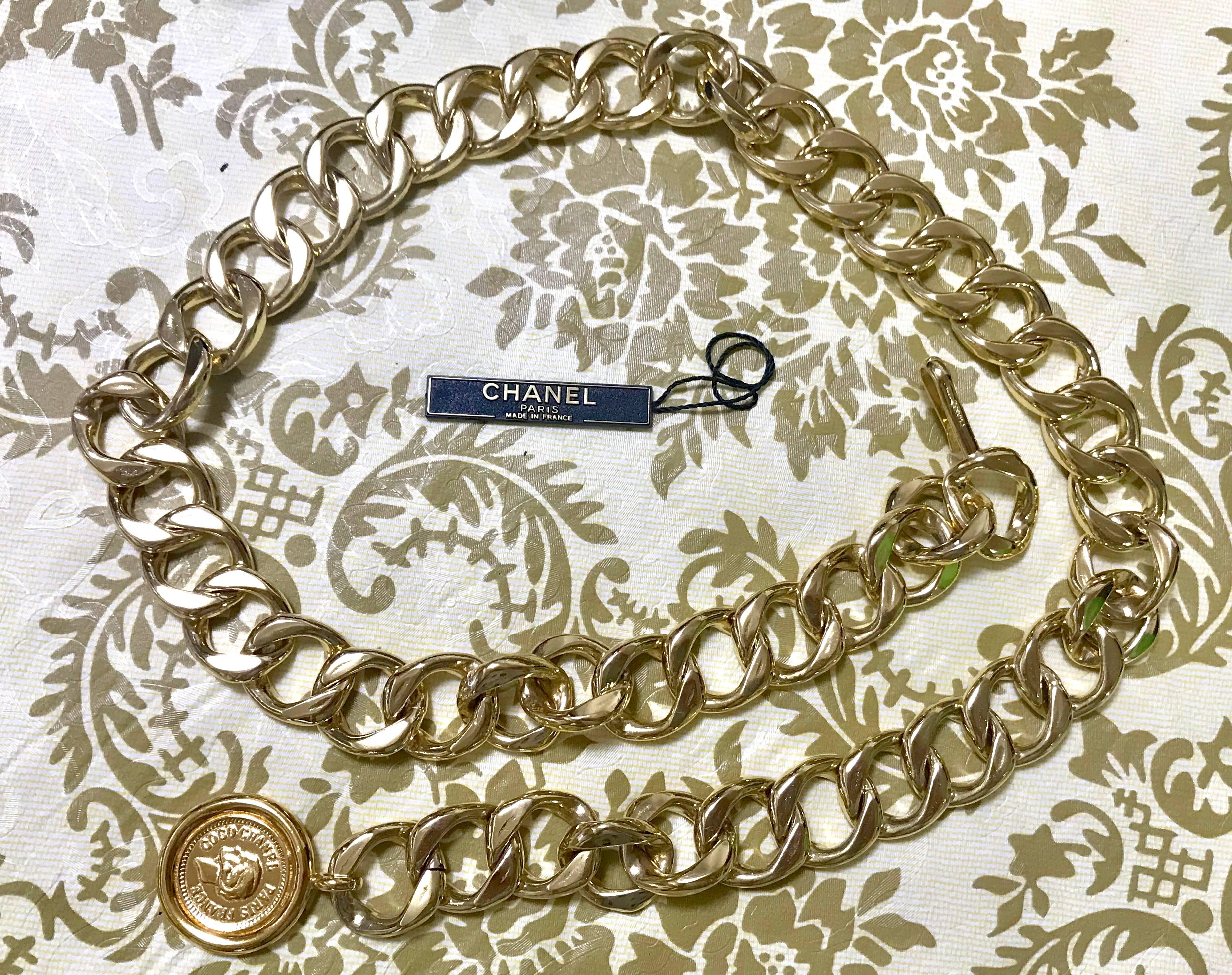 MINT. 80's Vintage CHANEL golden thick chain belt with round CC and mademoiselle charm. Nice and heavy single layer belt from CHANEL.

MINT/excellent vintage condition!

Introducing a nice and heavy, golden thick chain belt with its iconic