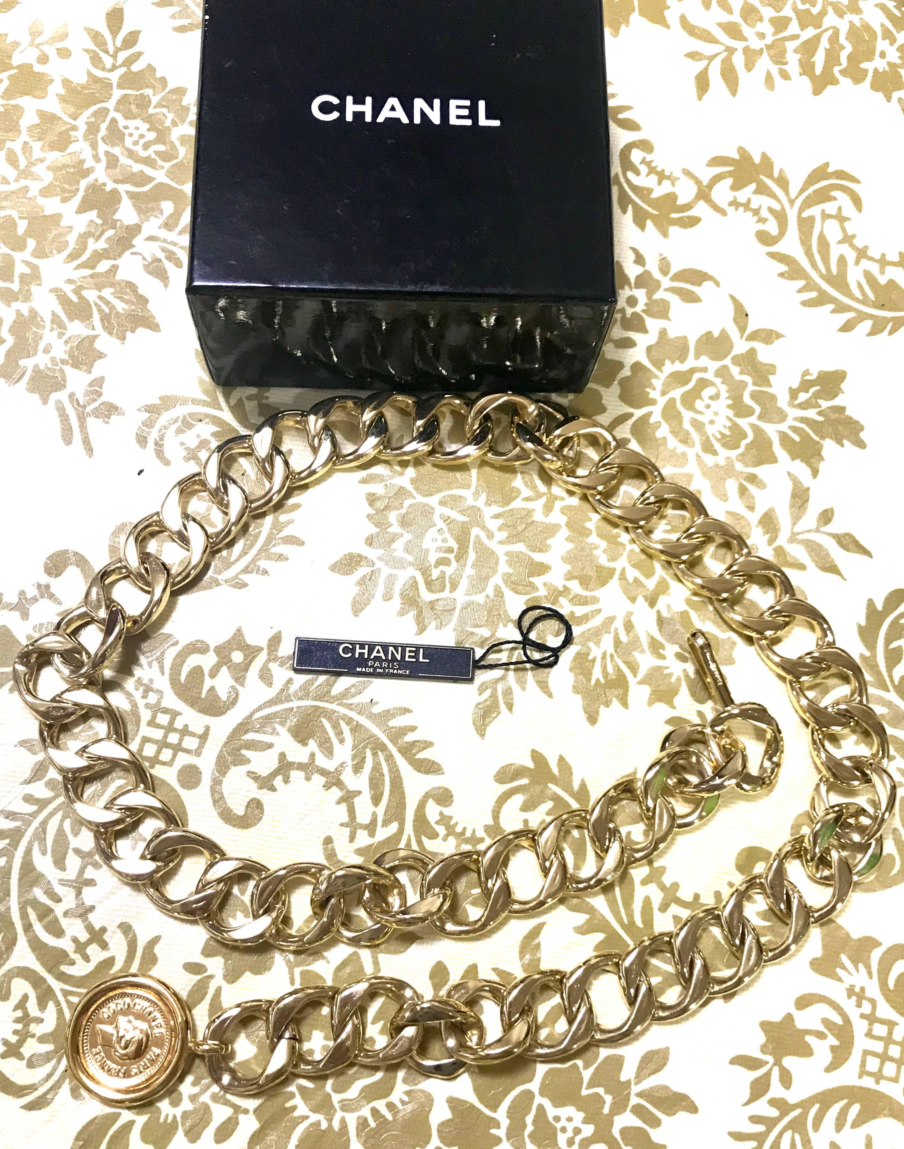 MINT. Vintage CHANEL golden thick chain belt with CC and mademoiselle charm. For Sale 5