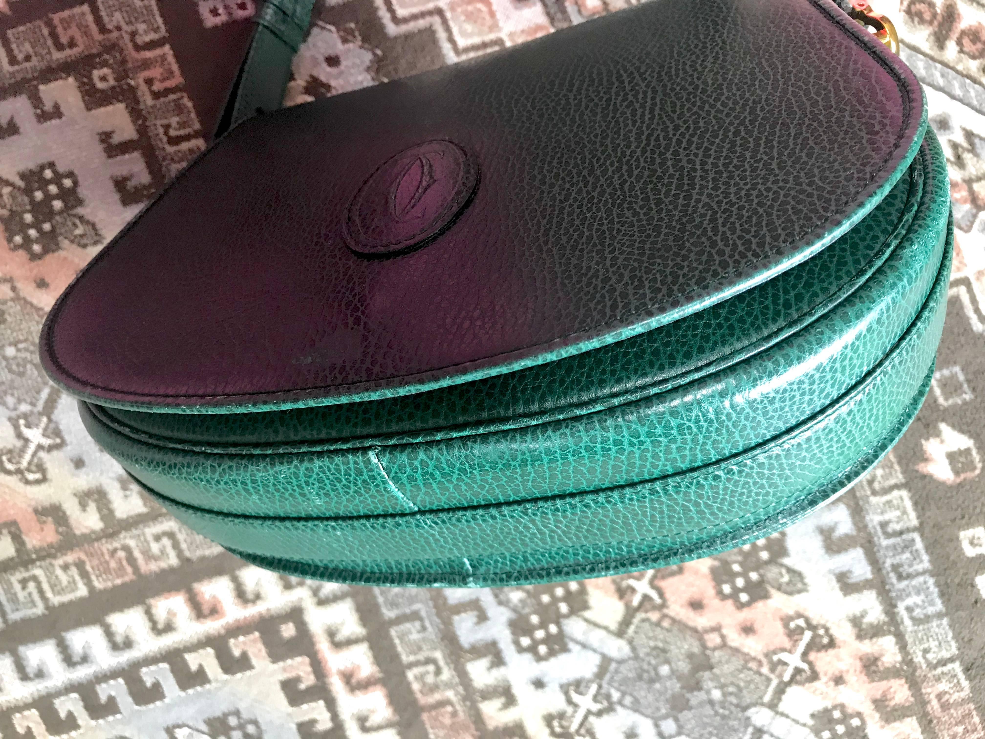 Vintage Cartier green grained leather oval round shape shoulder bag. Rare color  In Good Condition For Sale In Kashiwa, Chiba