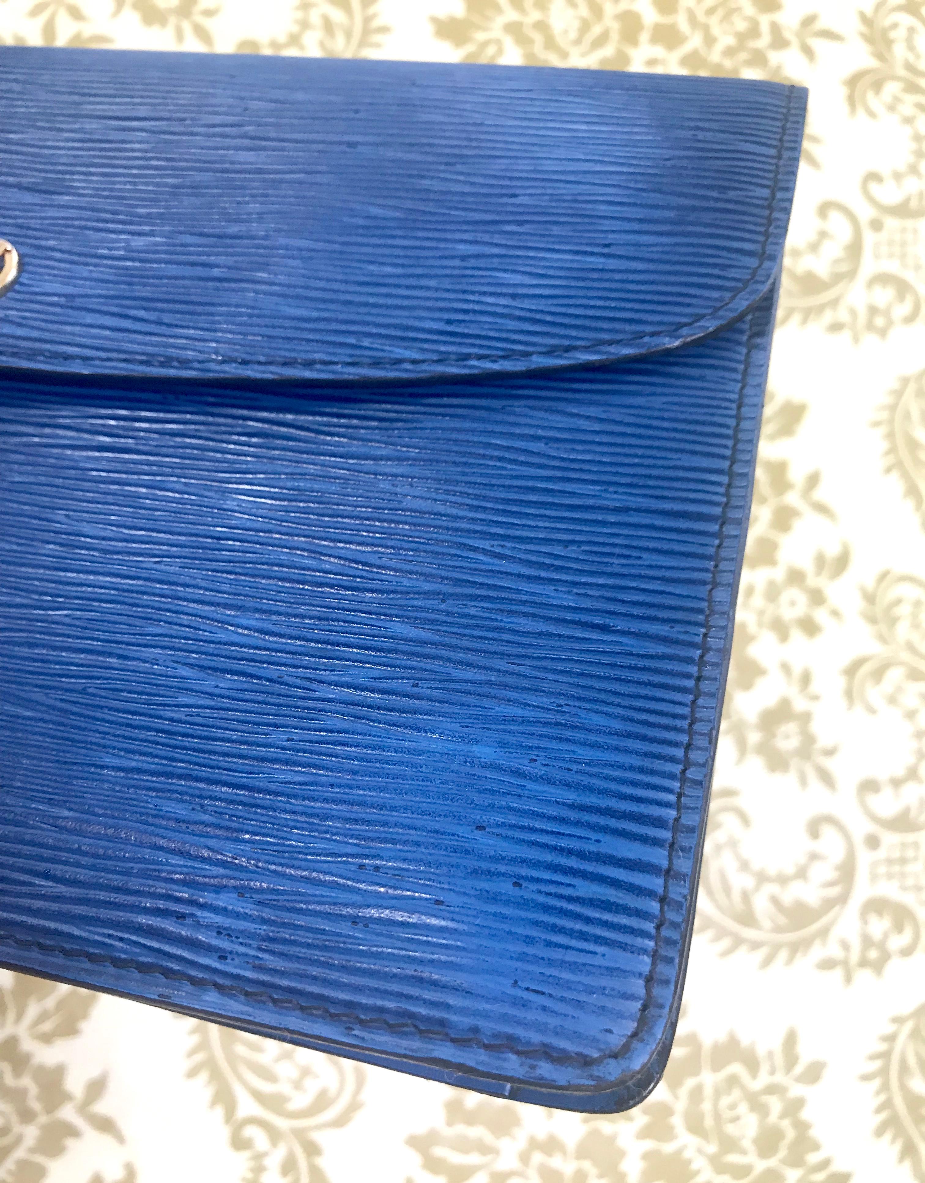 Blue Vintage Louis Vuitton blue epi envelope style clutch bag with gold tone LV motif For Sale