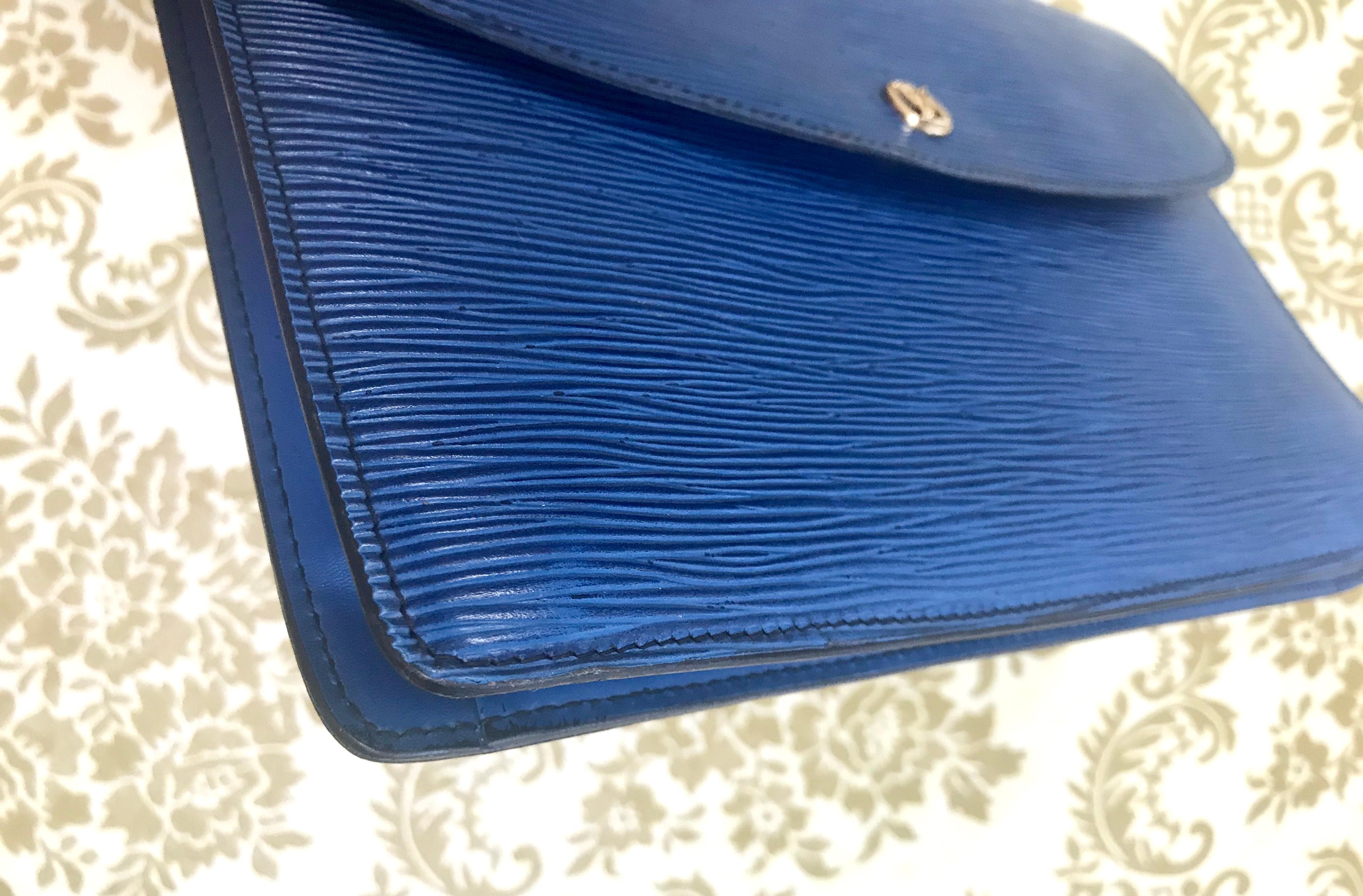 Vintage Louis Vuitton blue epi envelope style clutch bag with gold tone LV motif In Good Condition For Sale In Kashiwa, Chiba